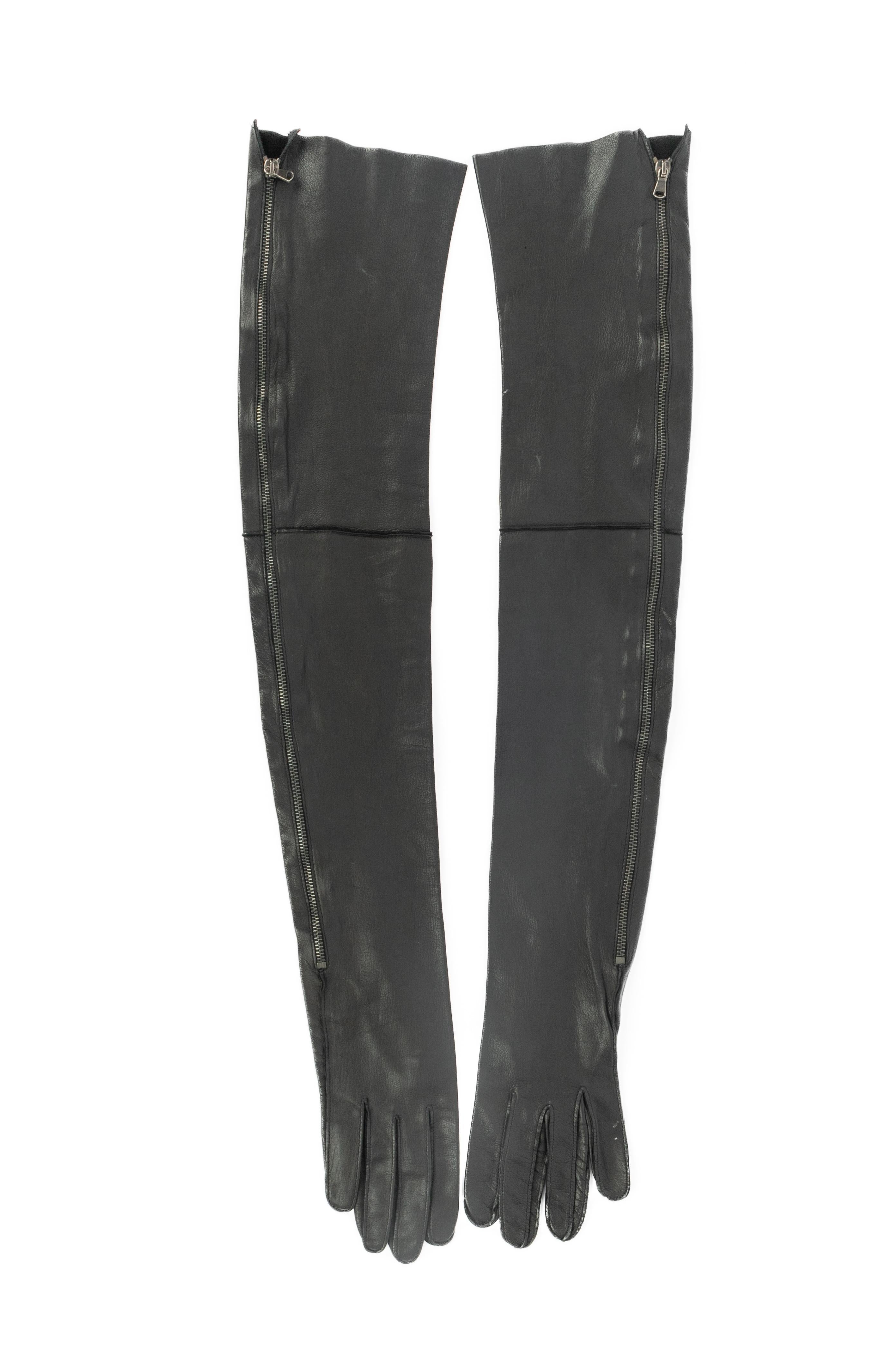 PEACHOO+KREJBERG - Sehr lange schwarze Lederhandschuhe.

Bedingung:
Guter Zustand

Abmessungen:
Länge: 67 cm

SKU:ACC23


