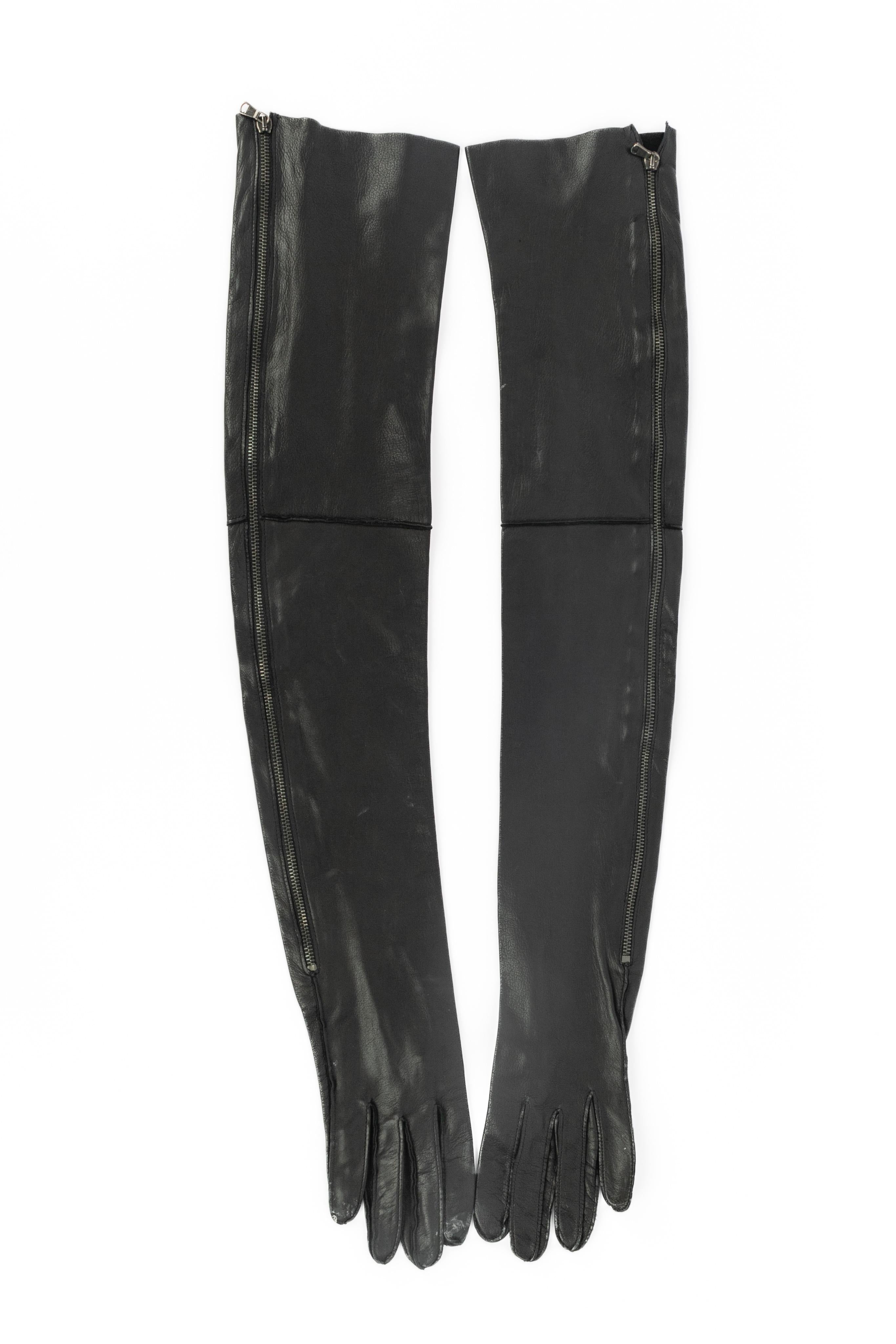 PEACHOO+KREJBERG - Guantes muy largos de cuero negro. No firmado.

Estado:
Buen estado

Dimensiones:
Longitud: 67 cm

SKU:ACC30