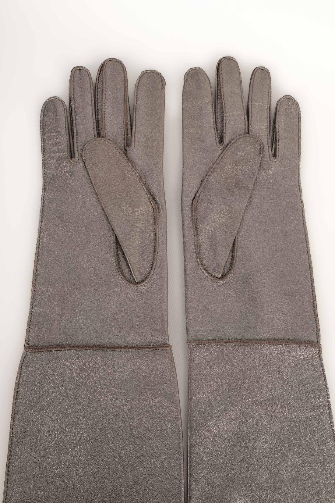 PEAOCHOO+KREJBERG - Very long silvery leather gloves. Size 7.

Additional information:
Condition: Very good condition
Dimensions: Size 7

SKU:ACC323