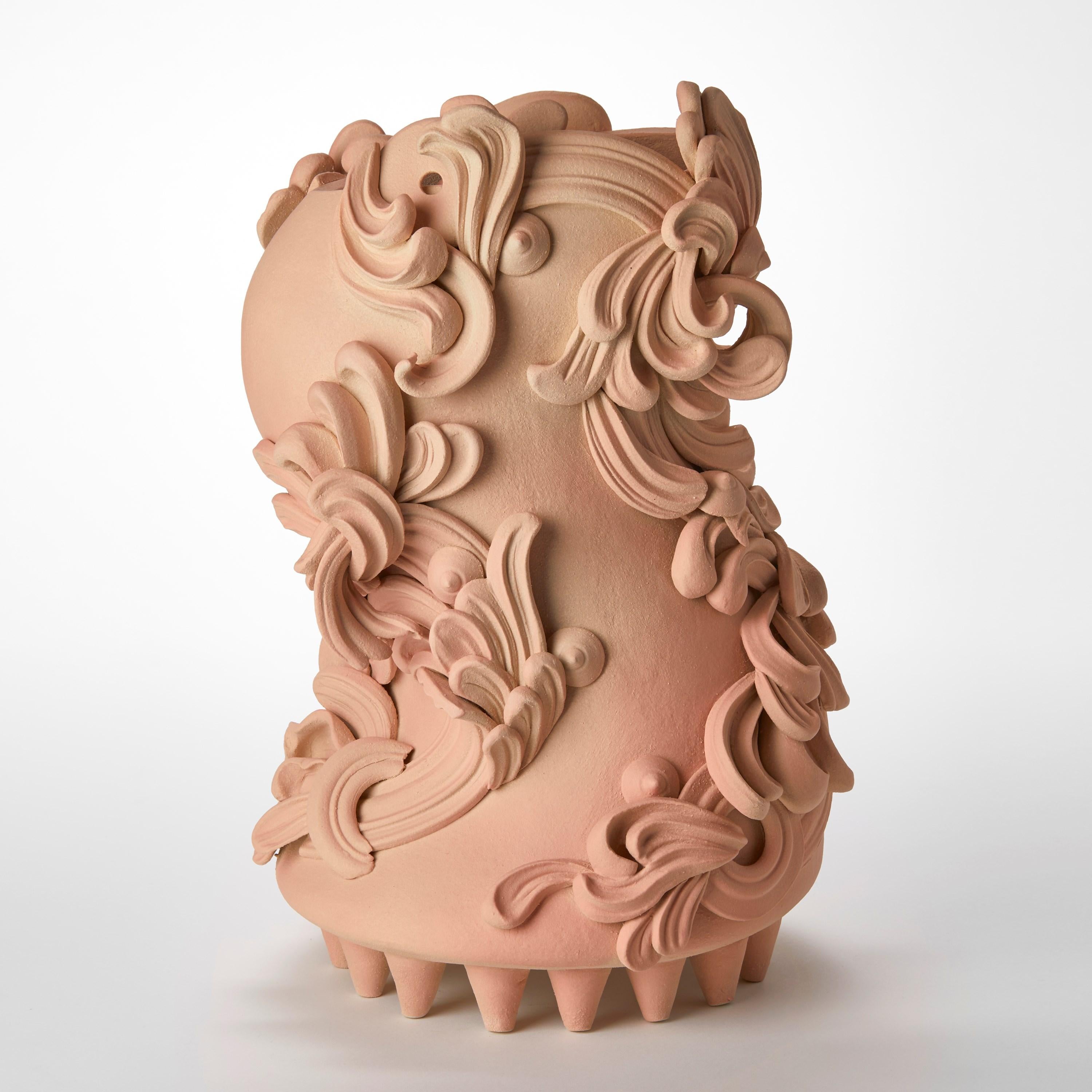 'Peachy II' è un vaso scultura in ceramica unico nel suo genere, realizzato dall'artista britannica Jo Taylor.

L'ispirazione di A. Taylor proviene da elementi architettonici altamente decorativi come soffitti in gesso ornati, ferro battuto e pietra