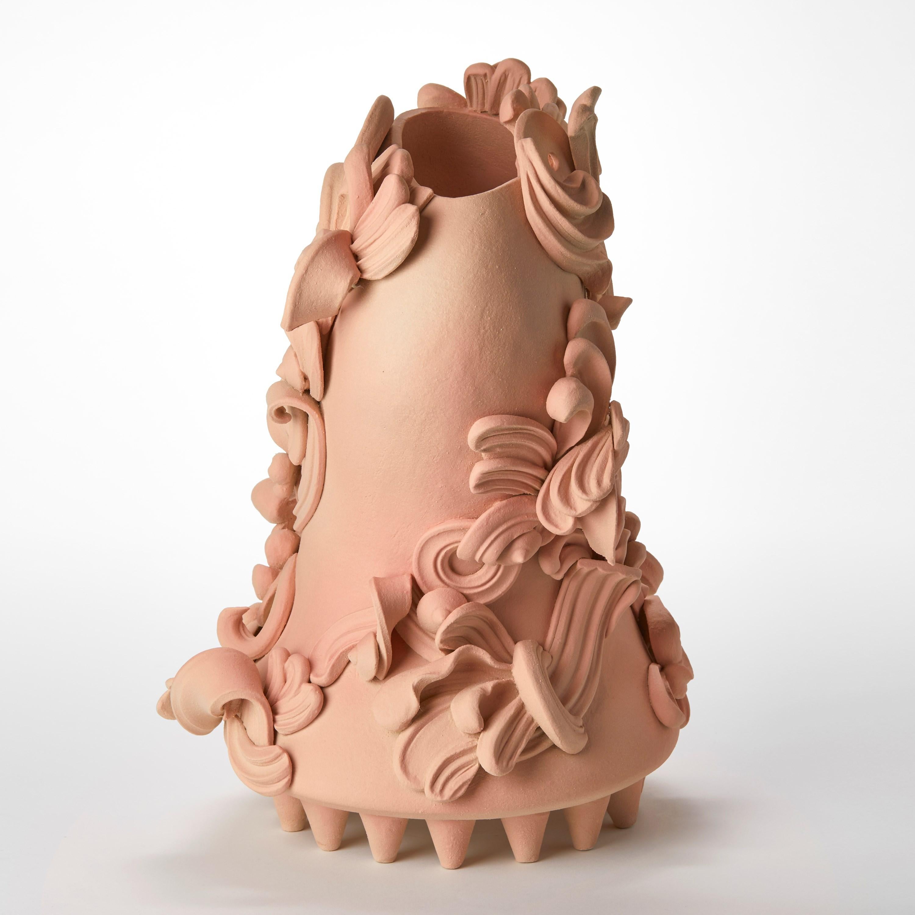 Organico moderno Peachy II, vaso in ceramica rosa-salmone ricoperto di volute architettoniche di Jo Taylor in vendita