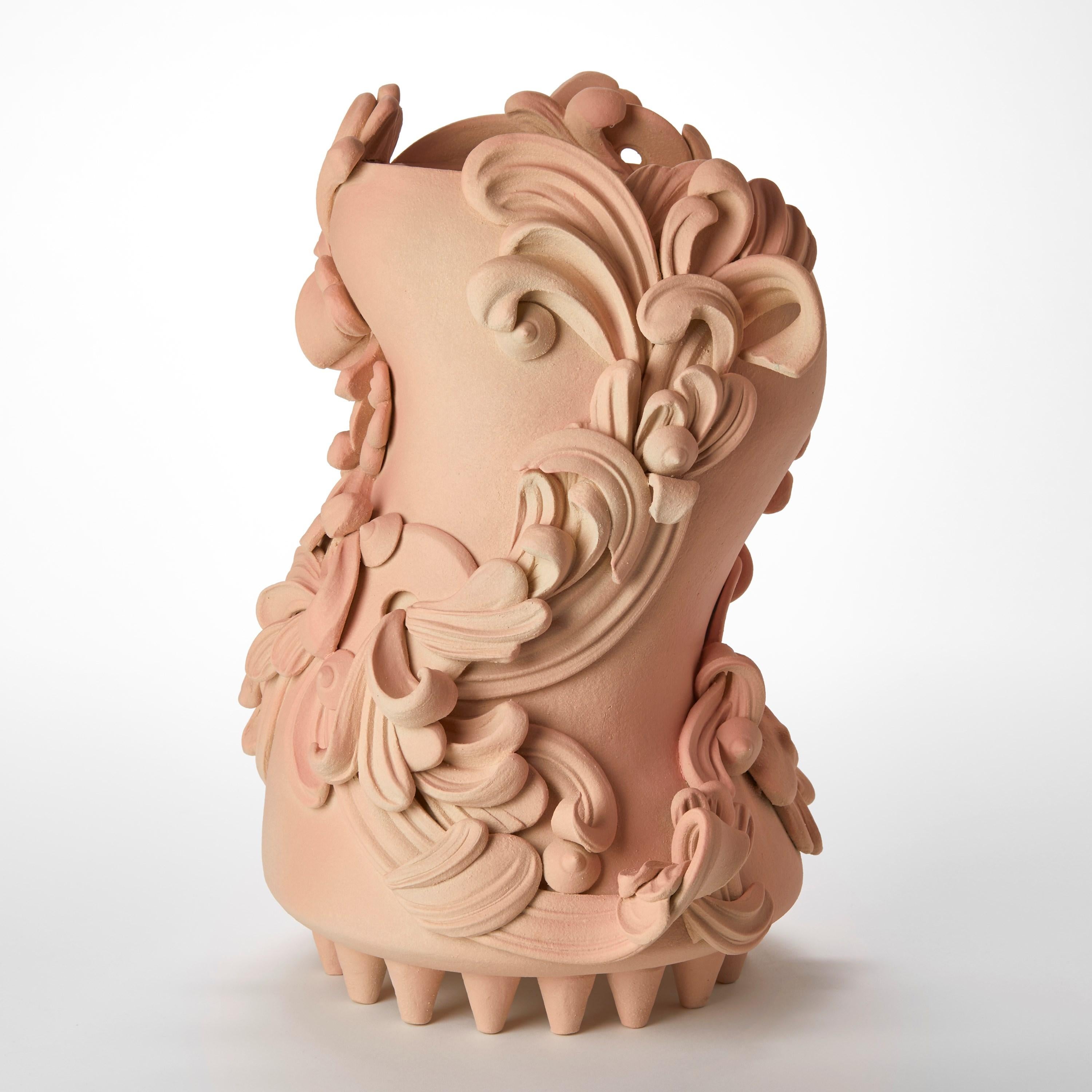 Britannico Peachy II, vaso in ceramica rosa-salmone ricoperto di volute architettoniche di Jo Taylor in vendita
