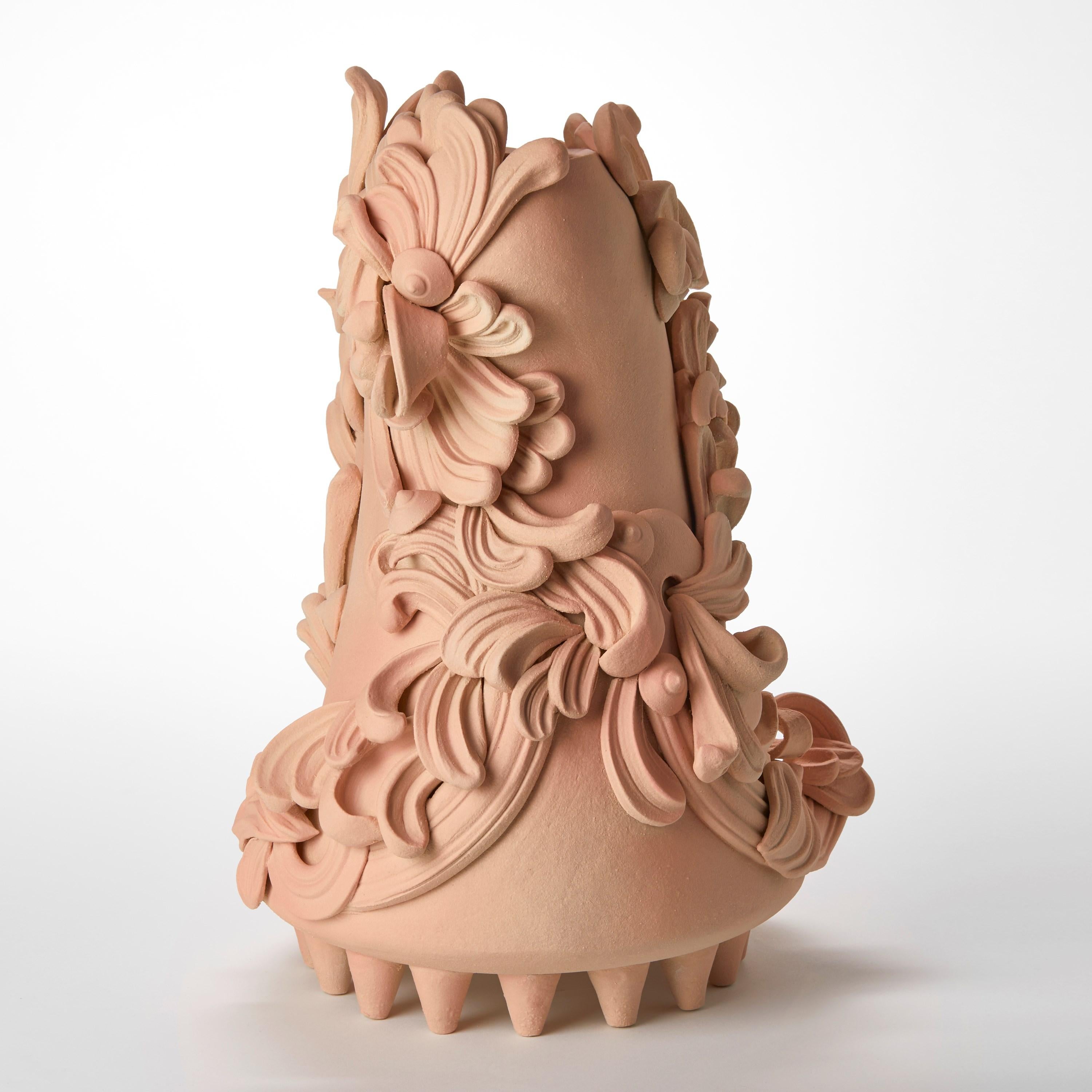 Fatto a mano Peachy II, vaso in ceramica rosa-salmone ricoperto di volute architettoniche di Jo Taylor in vendita
