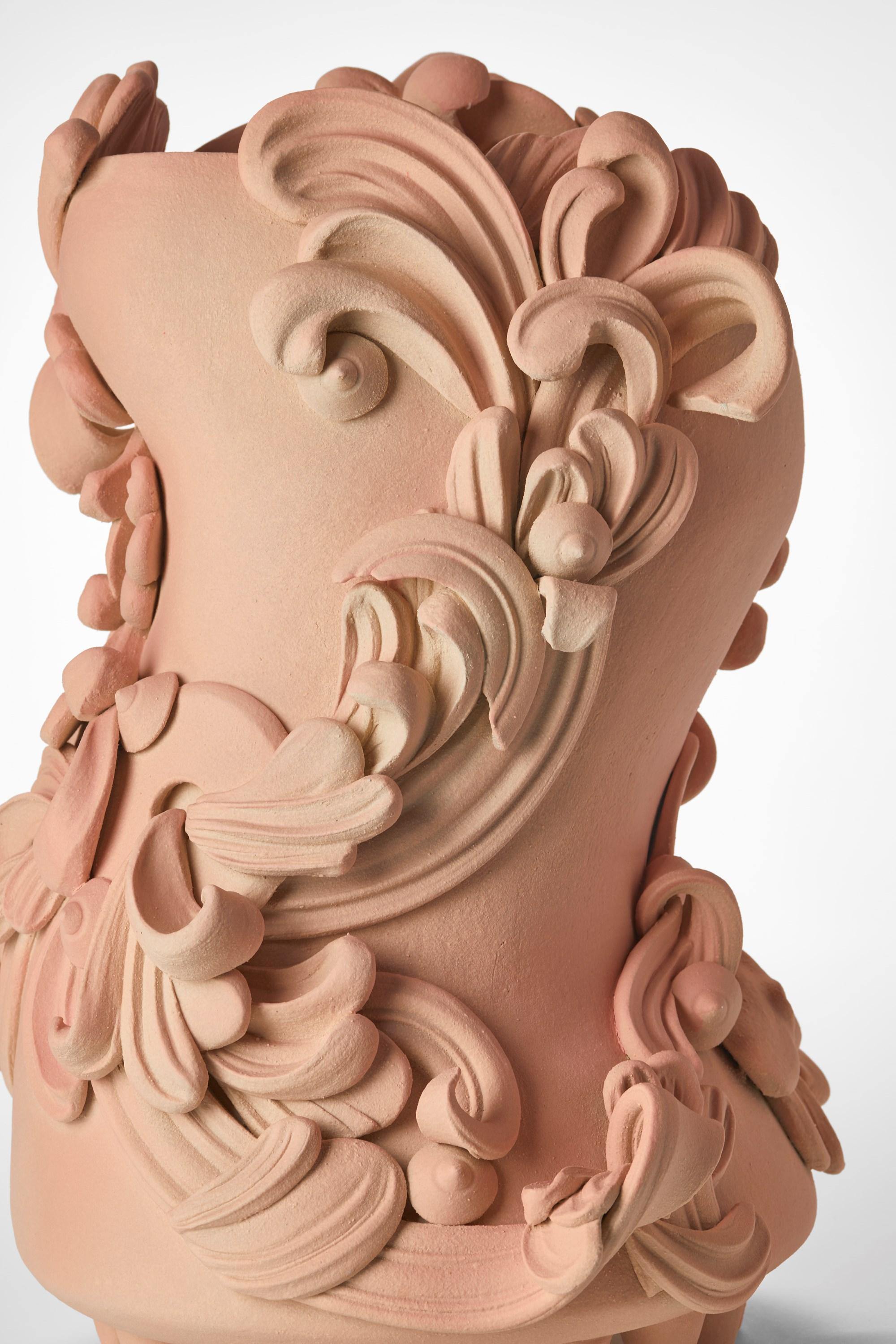 Peachy II, vaso in ceramica rosa-salmone ricoperto di volute architettoniche di Jo Taylor In condizioni Nuovo in vendita a London, GB