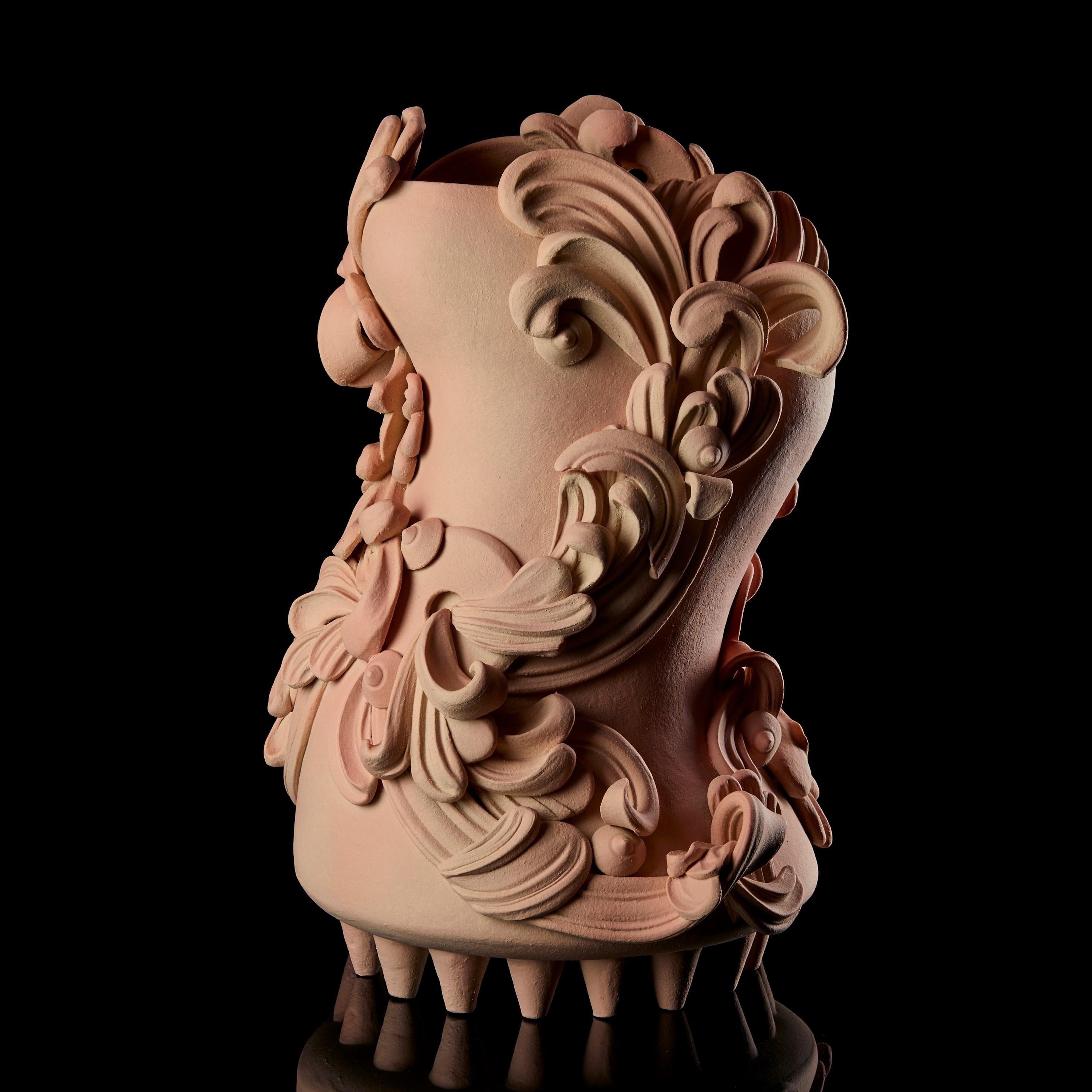 XXI secolo e contemporaneo Peachy II, vaso in ceramica rosa-salmone ricoperto di volute architettoniche di Jo Taylor in vendita