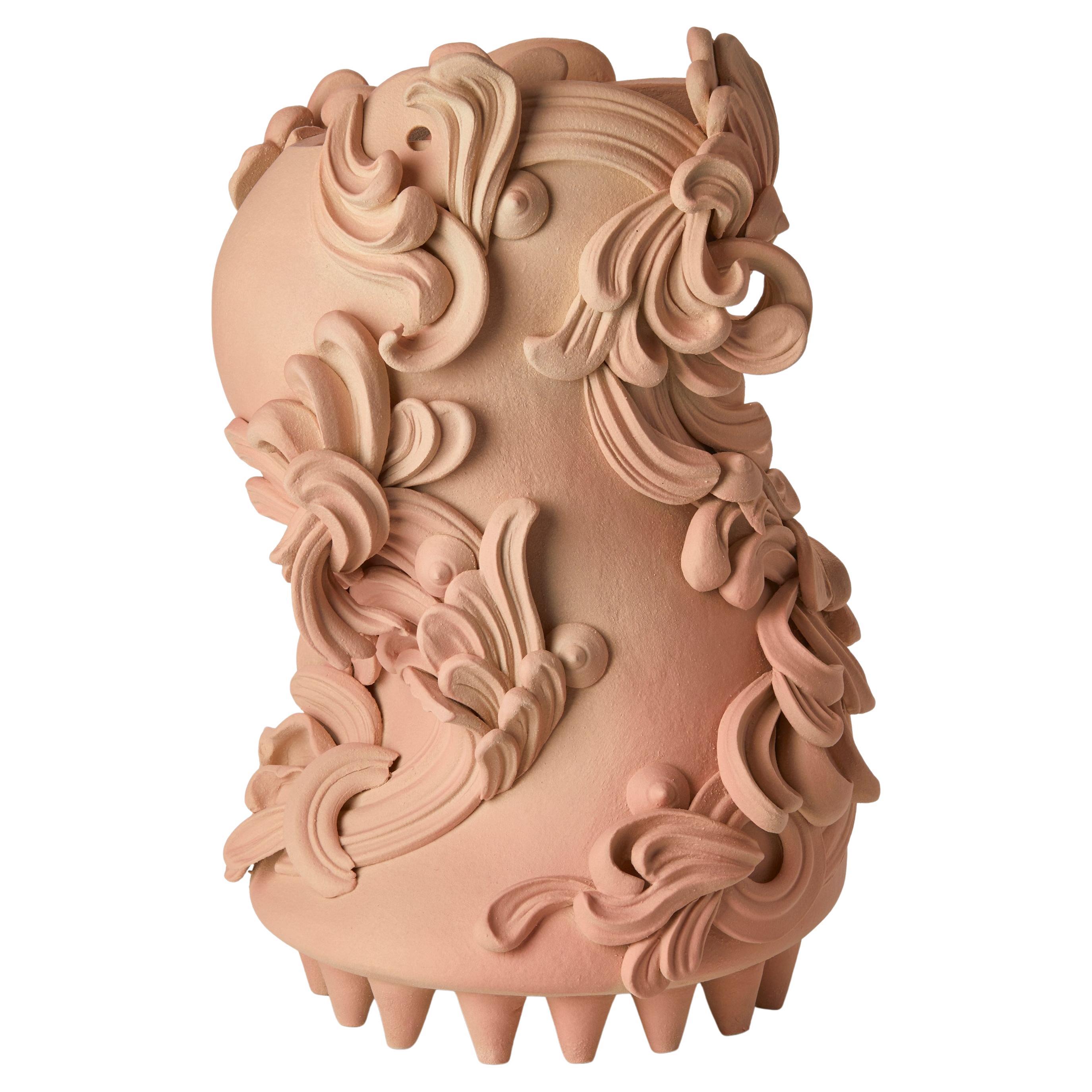 Peachy II, vaso in ceramica rosa-salmone ricoperto di volute architettoniche di Jo Taylor in vendita