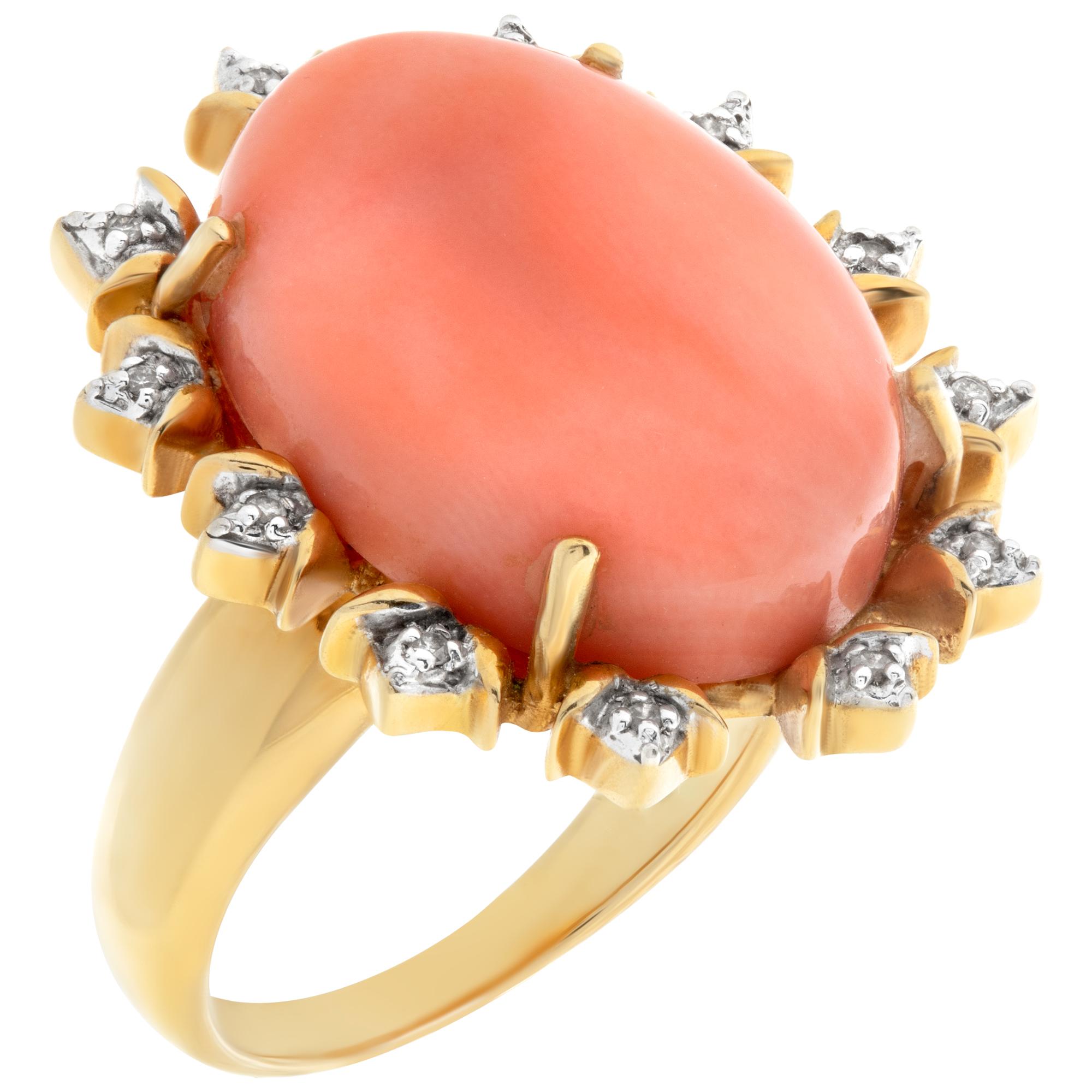 Peachy Keen Coral Ring in 18k Yellow Gold with Diamond Accent Frame In Excellent Condition For Sale In Surfside, FL