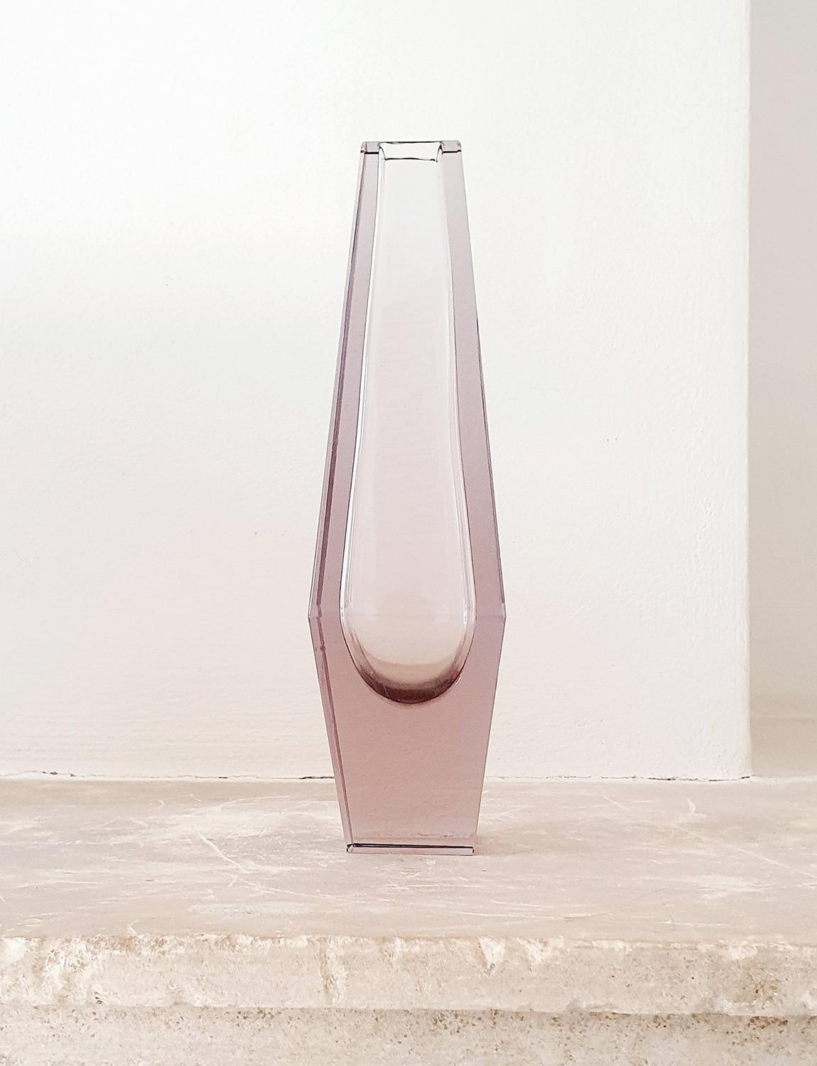 Elegant 1960s hand blown faceted Alessandro Mandruzzato vase. hand blown in Murano, Venice in the 1960s and found here in Italy. This wonderful geometric vase is a pale dusty pink colour. This piece is in excellent condition. It sits elegantly