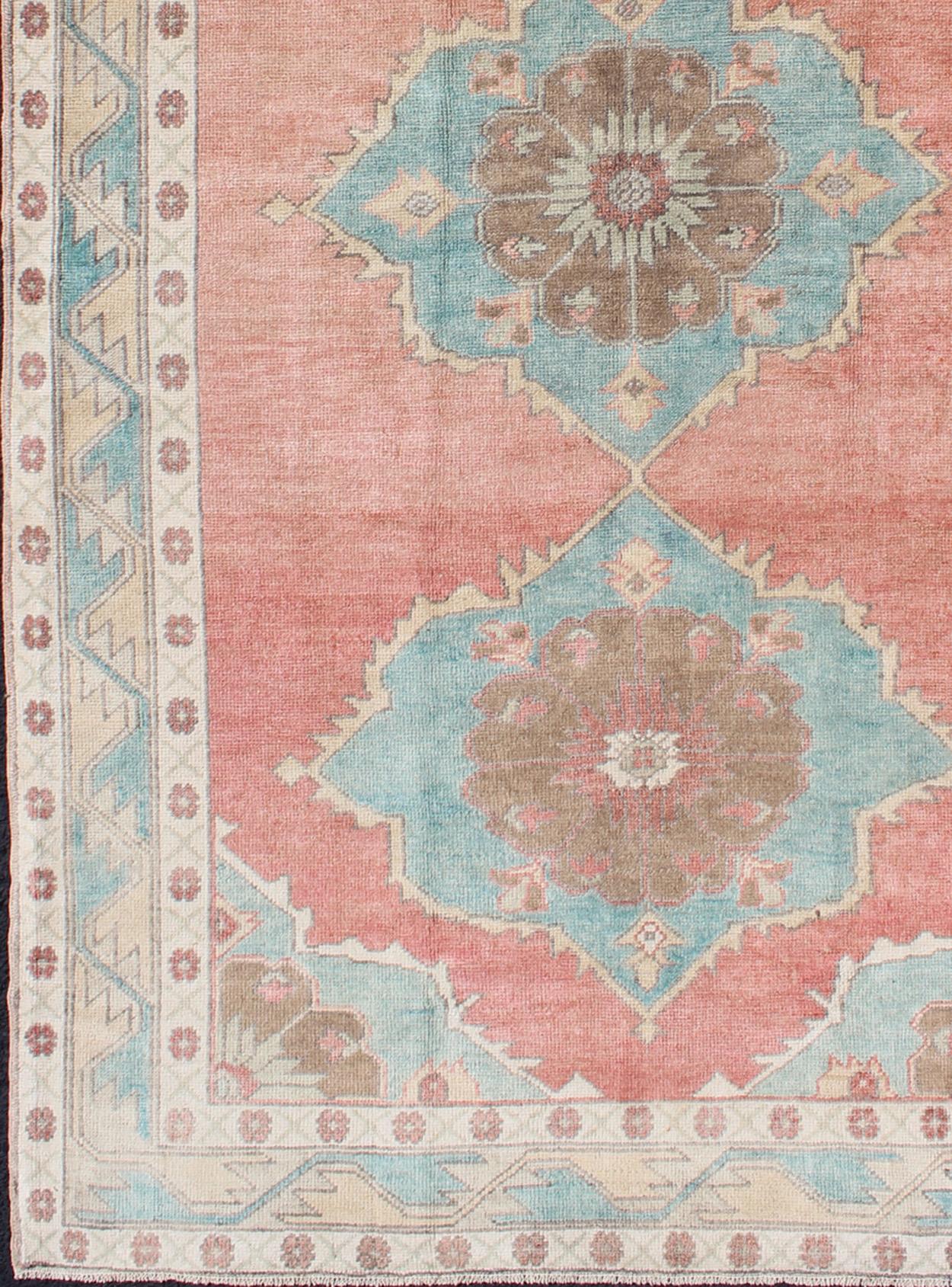Vintage Oushak rug from 1940s Turkey with Medallion Design in Shades of peach, orange, nude, taupe, and gray, rug en-176153, country of origin / type: Turkey / Oushak, circa 1940

This striking vintage Turkish Oushak rug bears a peachy-orange body