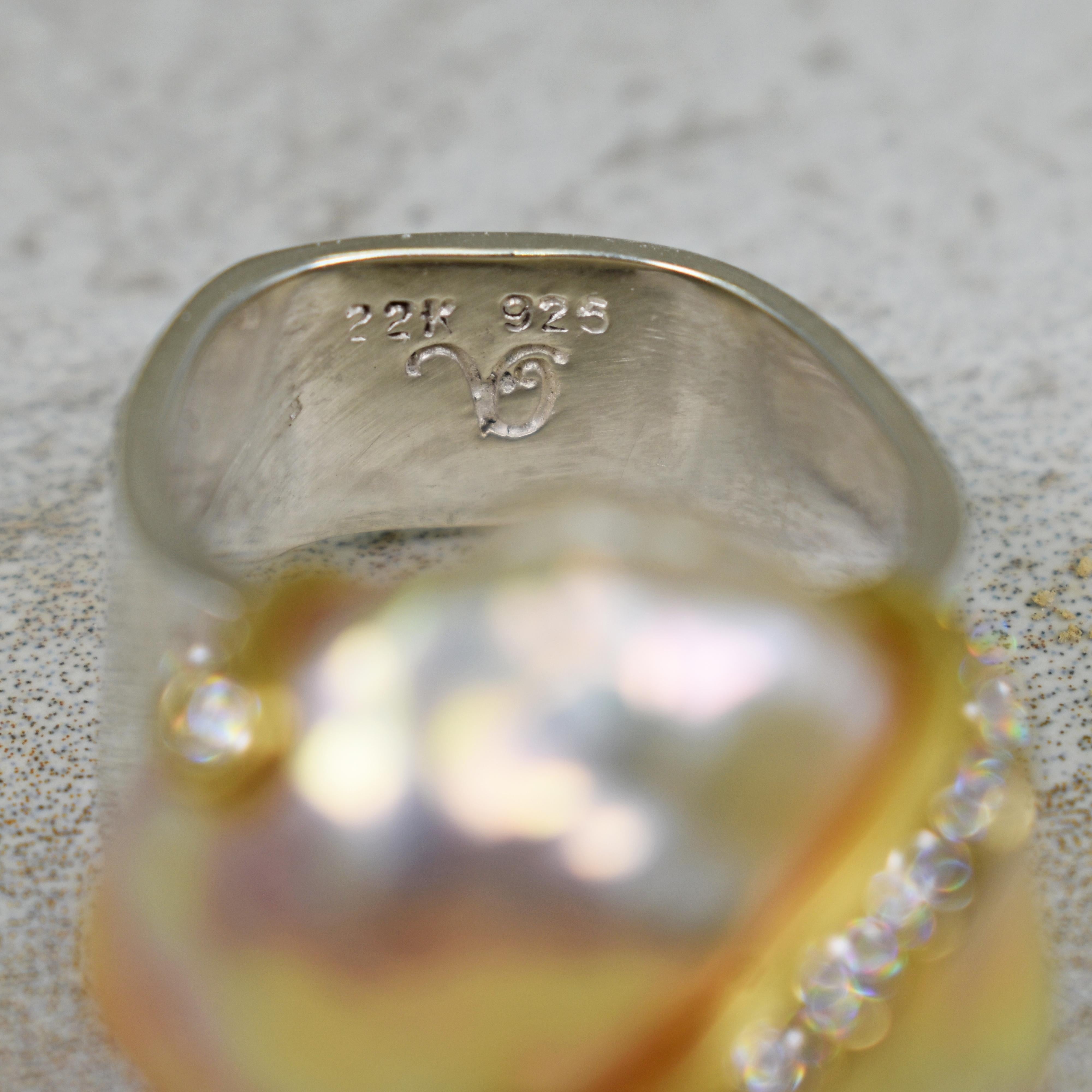 Bague cocktail en perle baroque rose pêche avec ruban en or 22 carats et diamants Pour femmes en vente
