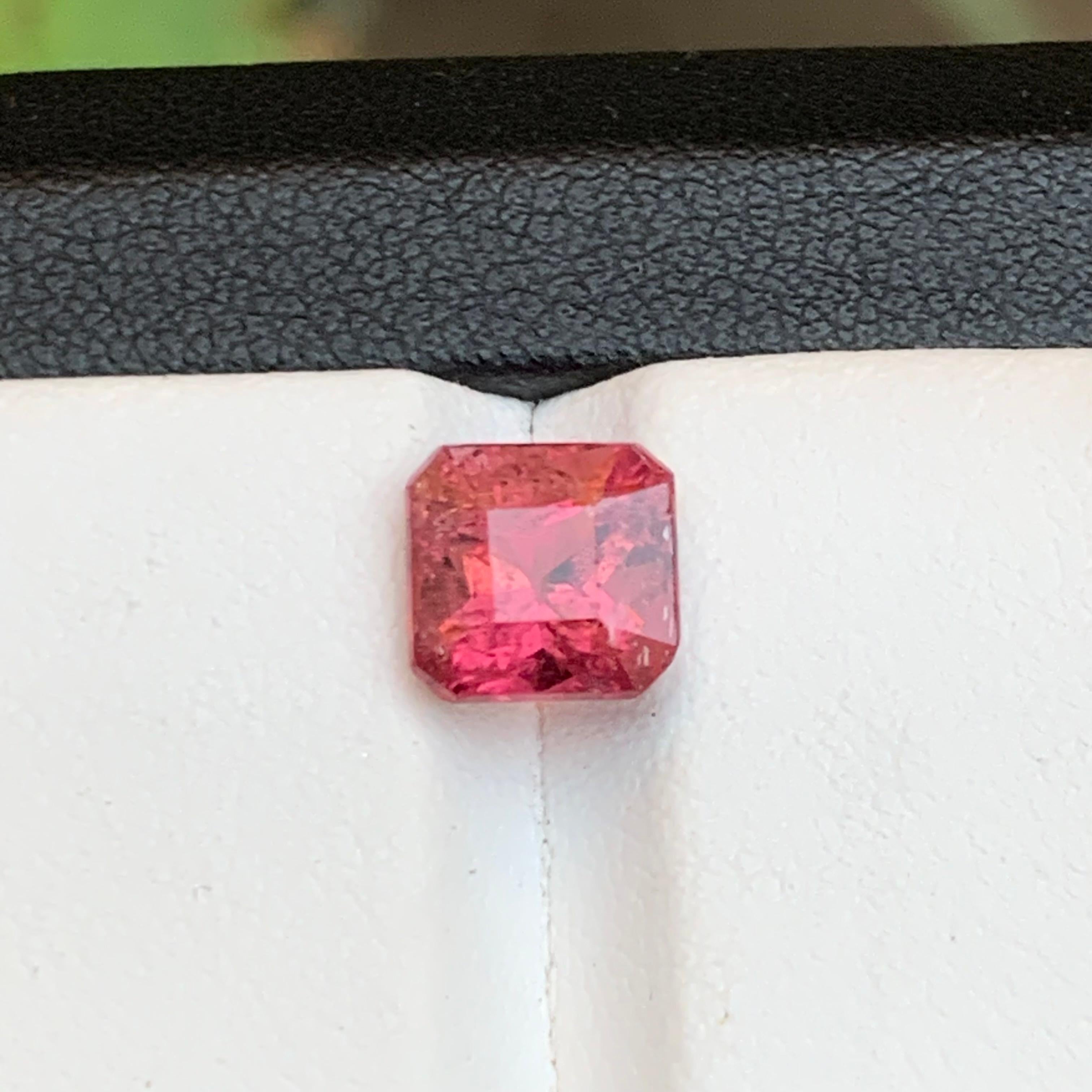 Contemporaneo Anello con tormalina rubellite naturale rosa pesca 2,60 carati taglio smeraldo in vendita