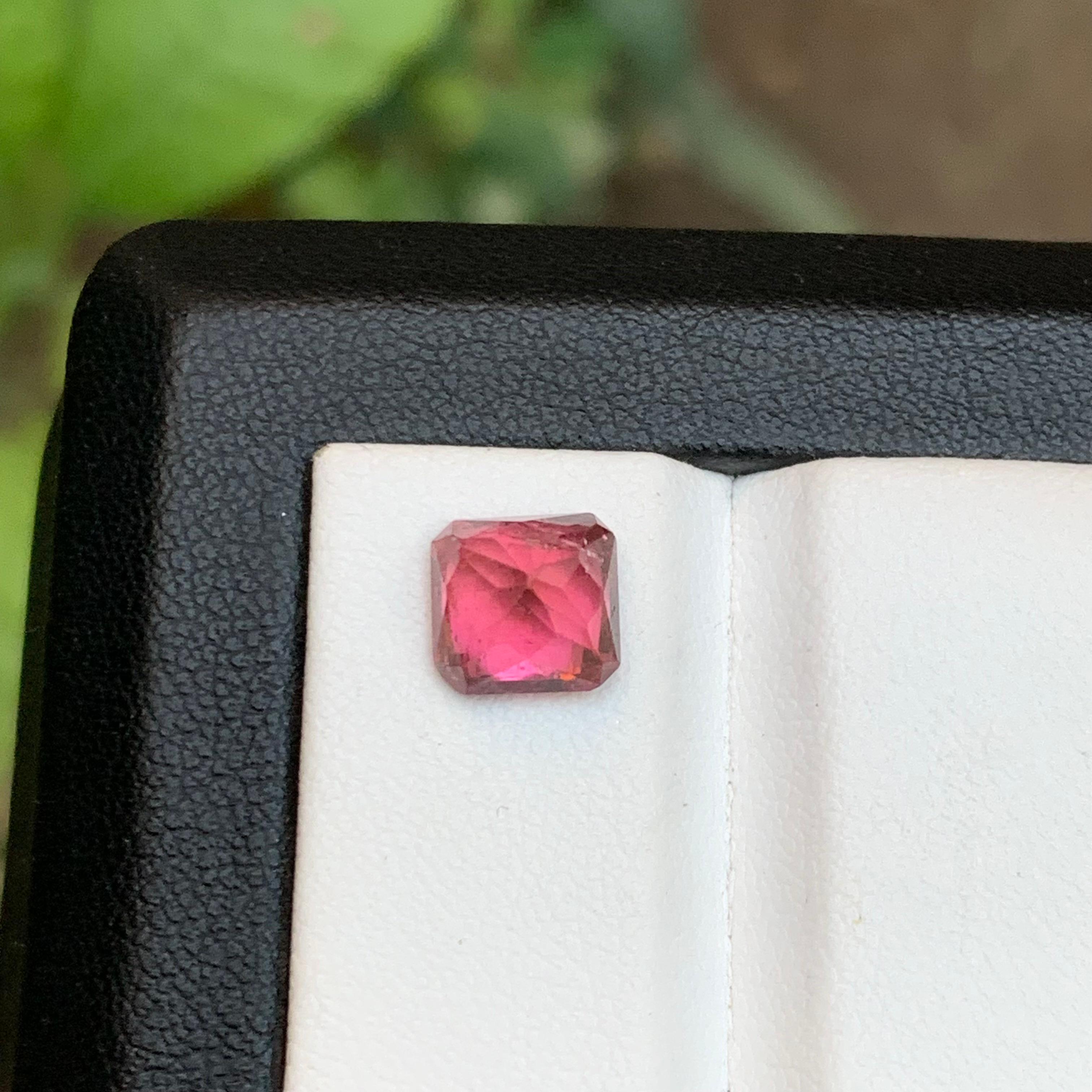 da uomo o donna Anello con tormalina rubellite naturale rosa pesca 2,60 carati taglio smeraldo in vendita