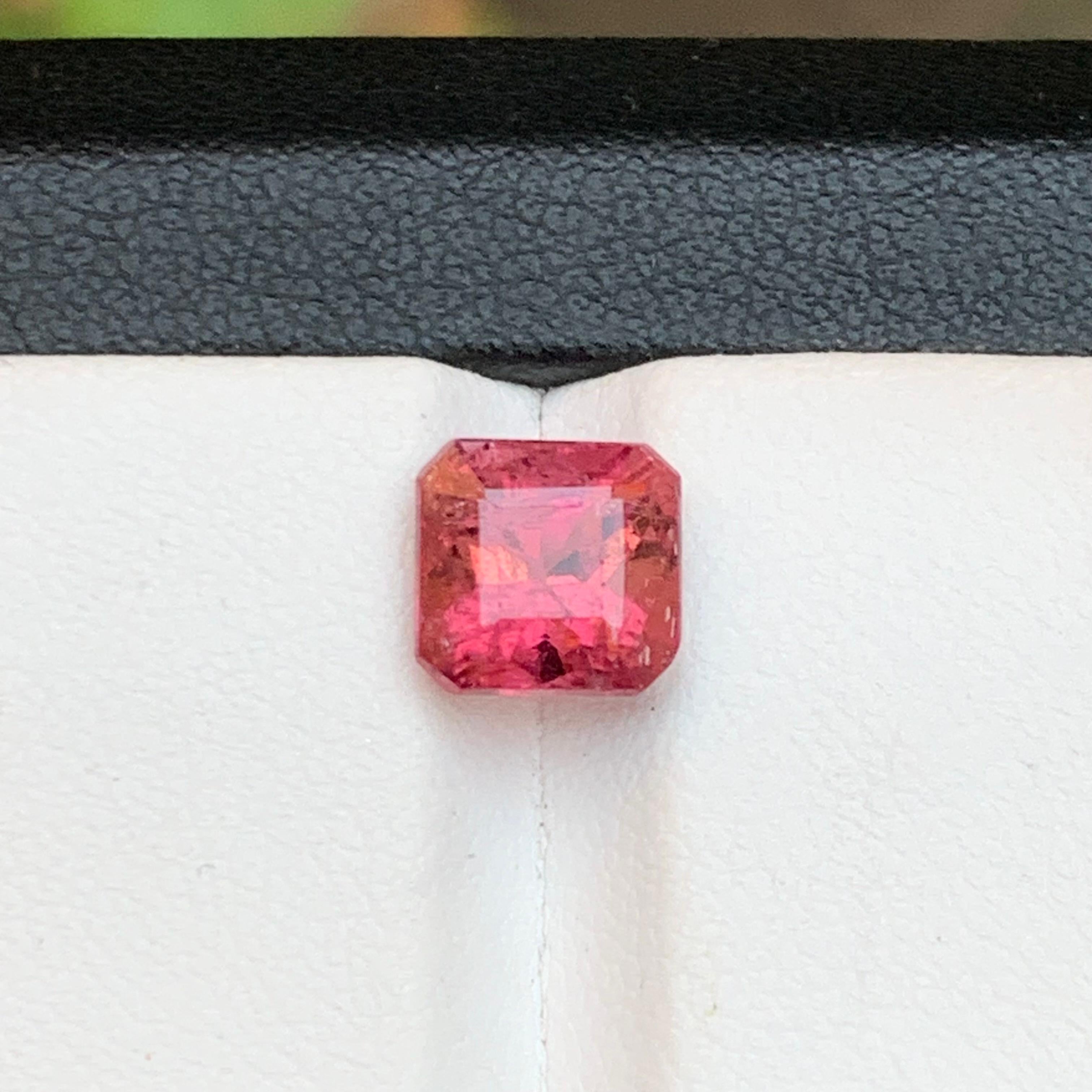 Anello con tormalina rubellite naturale rosa pesca 2,60 carati taglio smeraldo in vendita 1