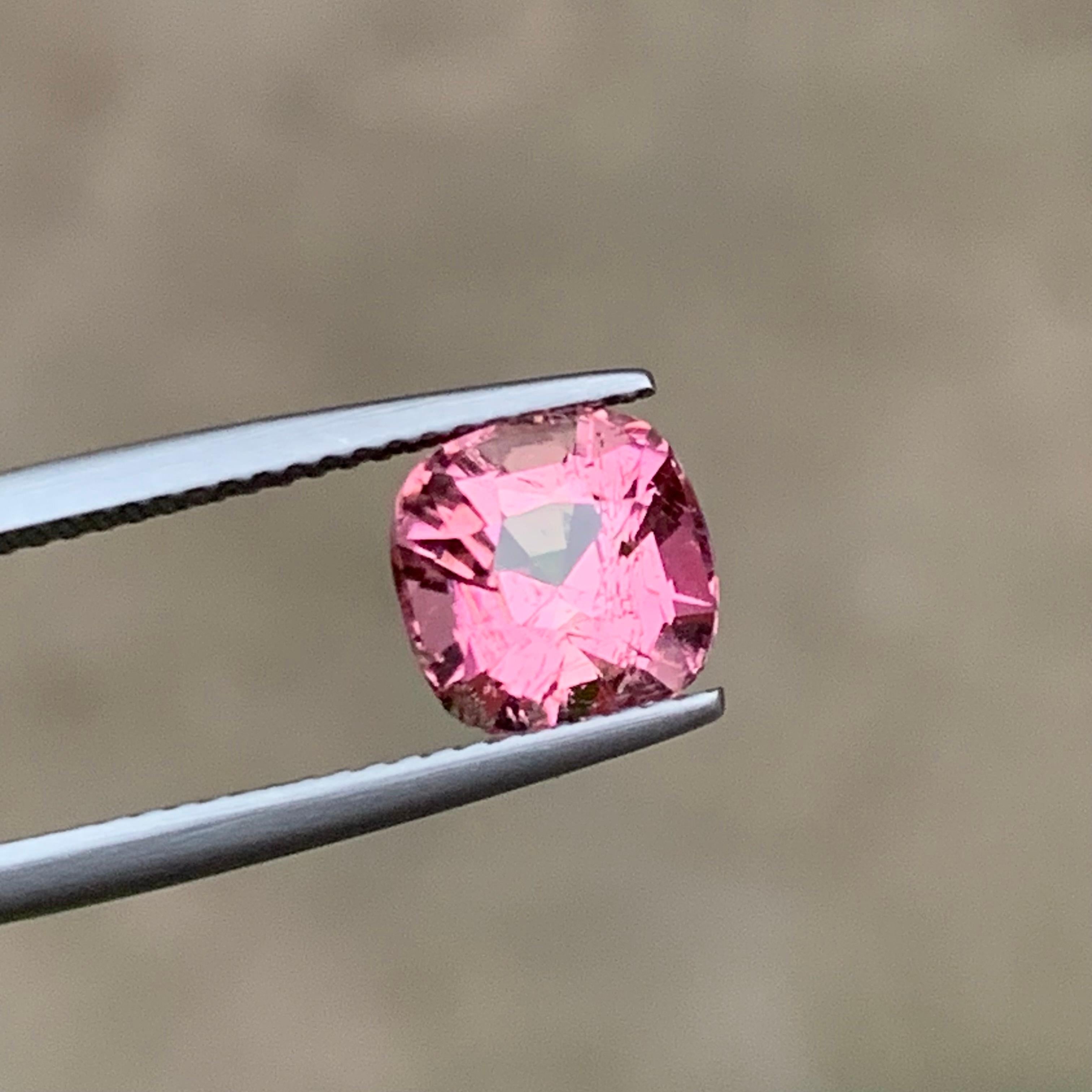 Peachy Pink Natural Tourmaline Ring Gemstone 2.65 Ct Square Cushion for Jewelry In New Condition For Sale In Peshawar, PK