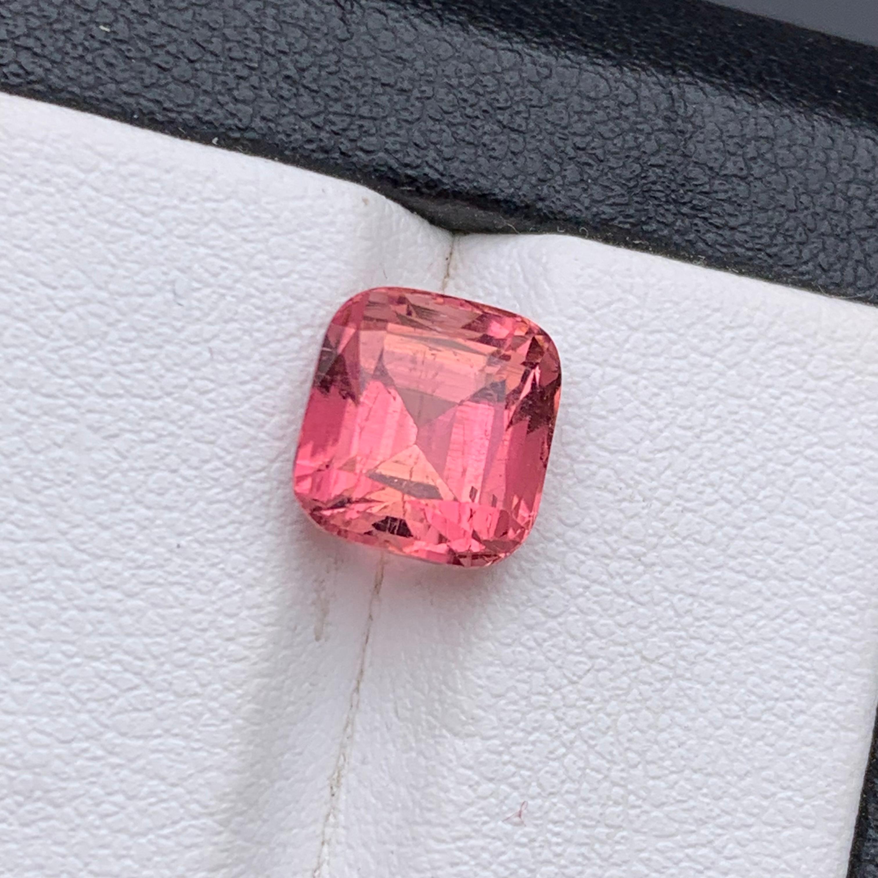 Gemma sfusa di tormalina naturale rosa pesca per anello, collana, ciondolo, bracciale o qualsiasi altro gioiello - taglio a cuscino quadrato da Kunar Afghanistan!!!

💎 TIPO DI GEMMA: Tormalina
⚖️ PESO: 4,00 Carati
🪚 FORMA E TAGLIO: Taglio quadrato