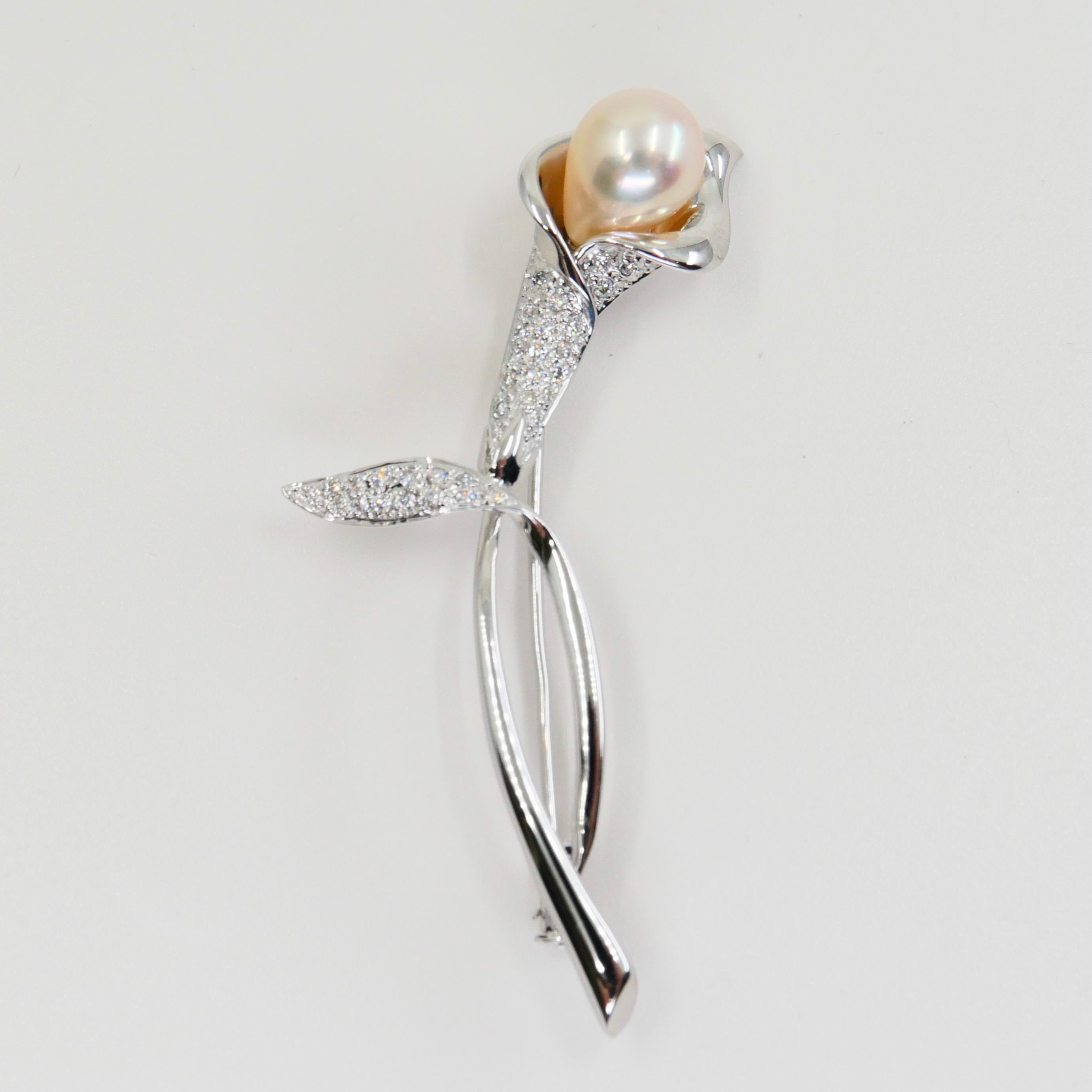 Please check out the HD video. This classic flower brooch has a classic flower design. It looks good dressed up or down. The brooch is about 6cm x 3cm. This brooch is 18k white gold set with one freshwater pearl about 8.8mm in size and 31 white