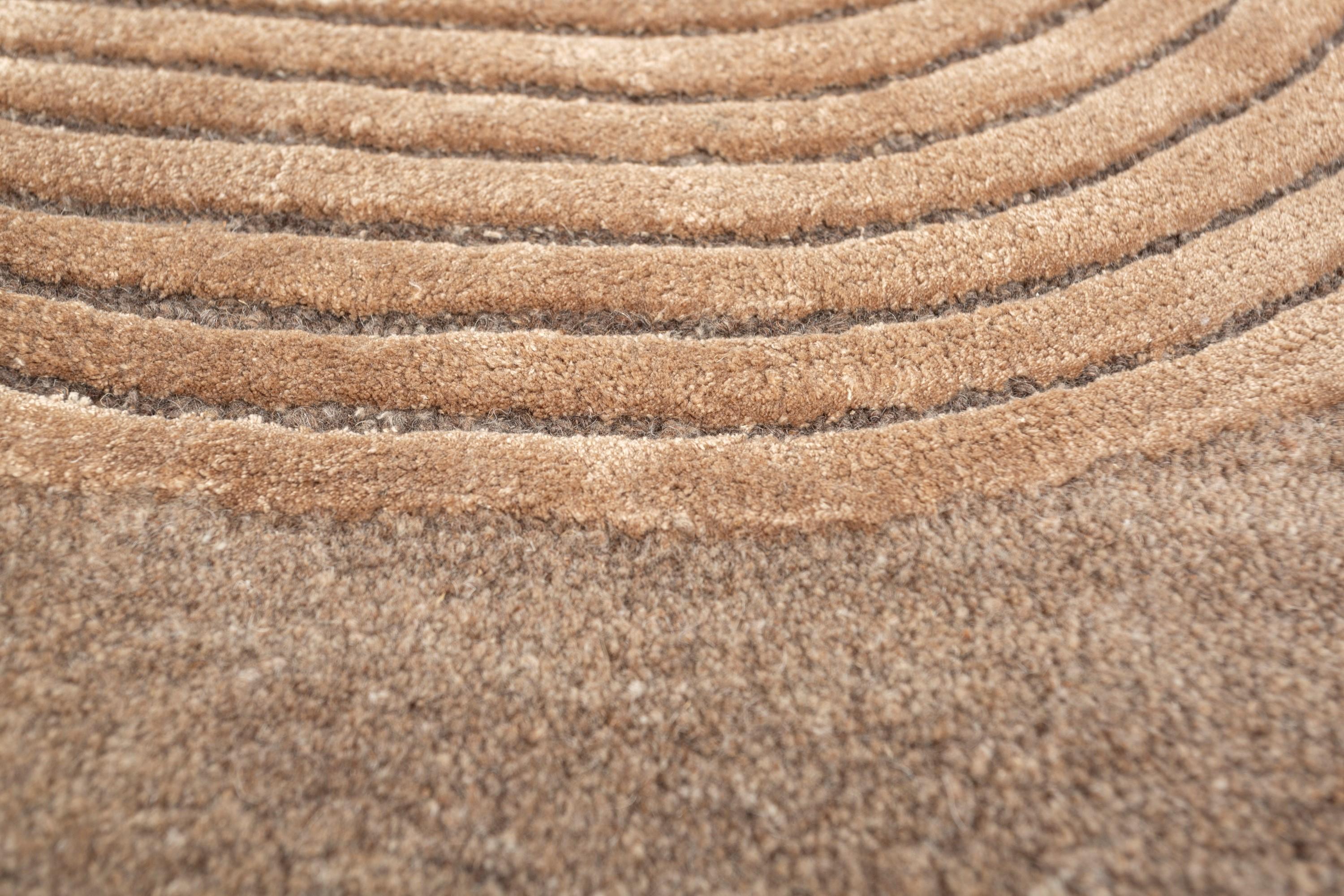 Handgetufteter Teppich aus natürlicher Nerz in Pfirsich, 240x300 cm, pfirsichfarben, schwarz (Indisch) im Angebot