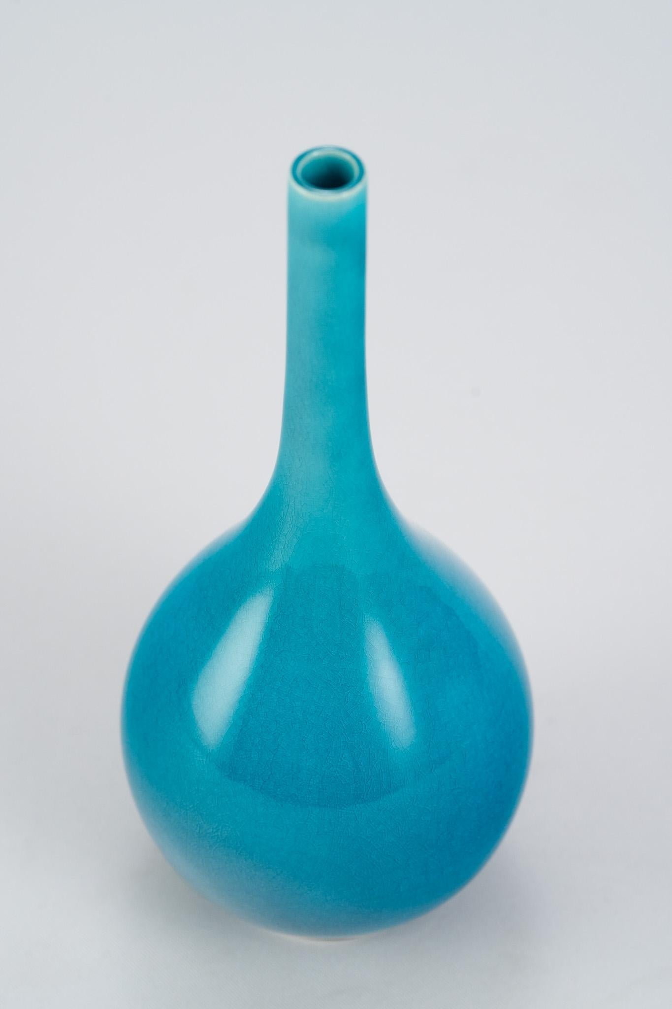 Vase à long col en porcelaine 