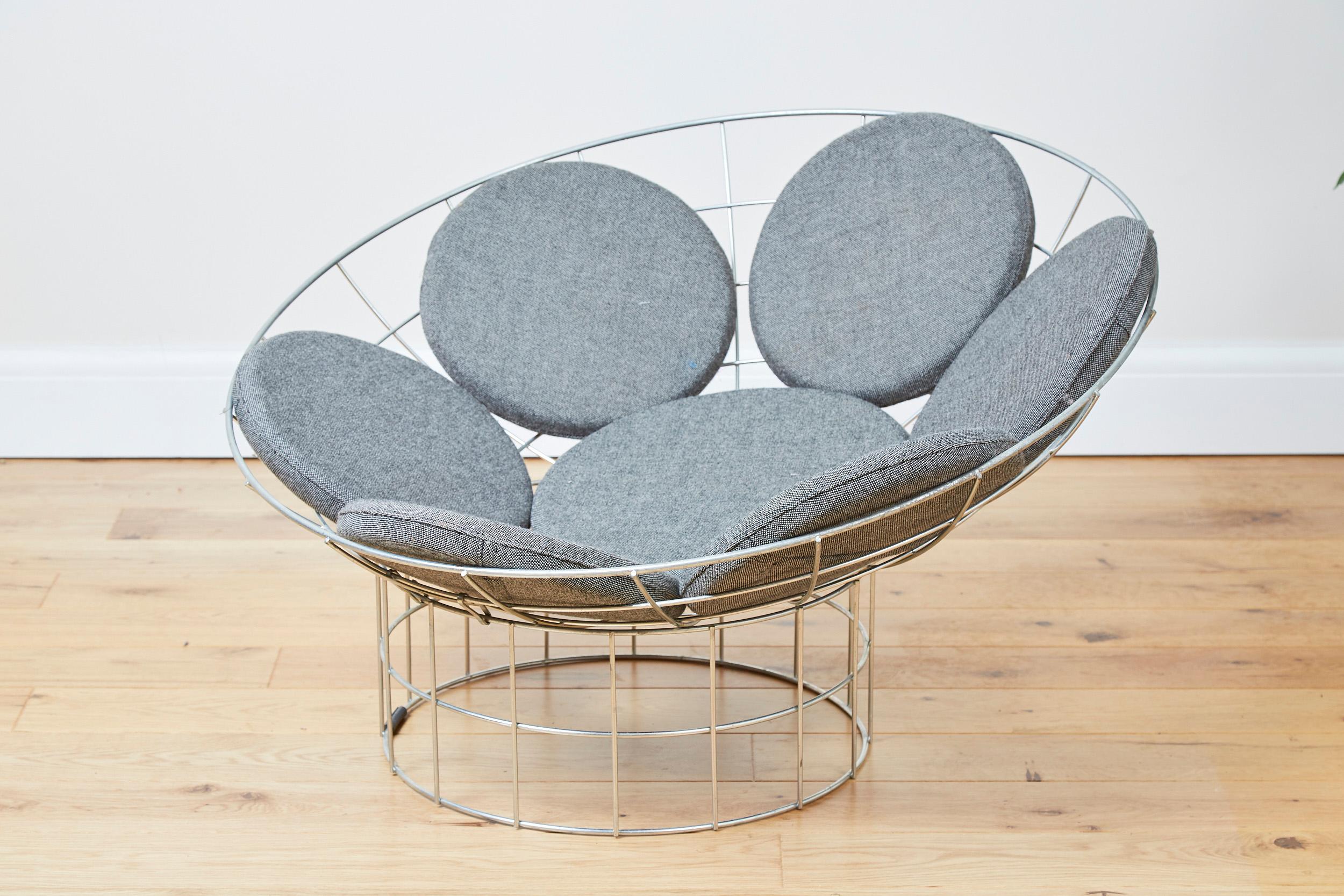 Der 1959 von Verner Panton entworfene und 1960 von Plus-Linje in Dänemark hergestellte Peacock-Stuhl ist ein Designklassiker.

Bestehend aus einem schalenförmigen Oberteil und einem zylindrischen Fuß aus rostfreiem Stahl.
Die beiden Teile können
