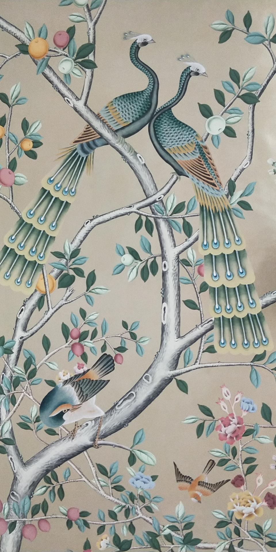 Dipinto a mano Carta da parati Peacock Chinoiserie dipinta a mano su sfondo metallizzato champagne in vendita