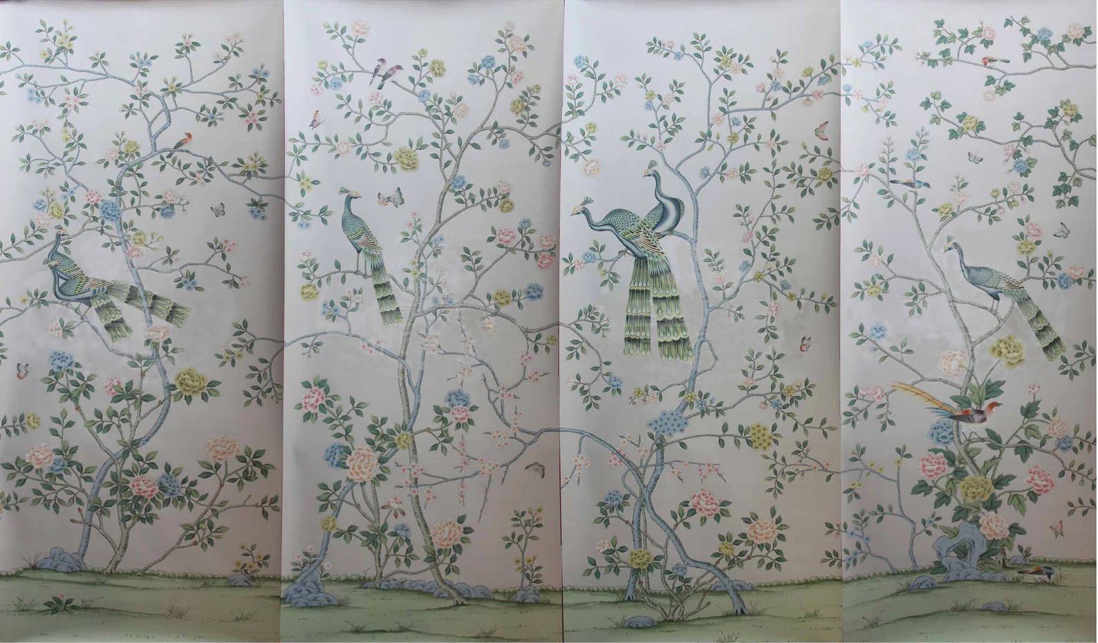 Chinoiserie-Tapete mit Pfauenmotiv, handbemalt auf Seidenplatte (Chinesisch) im Angebot