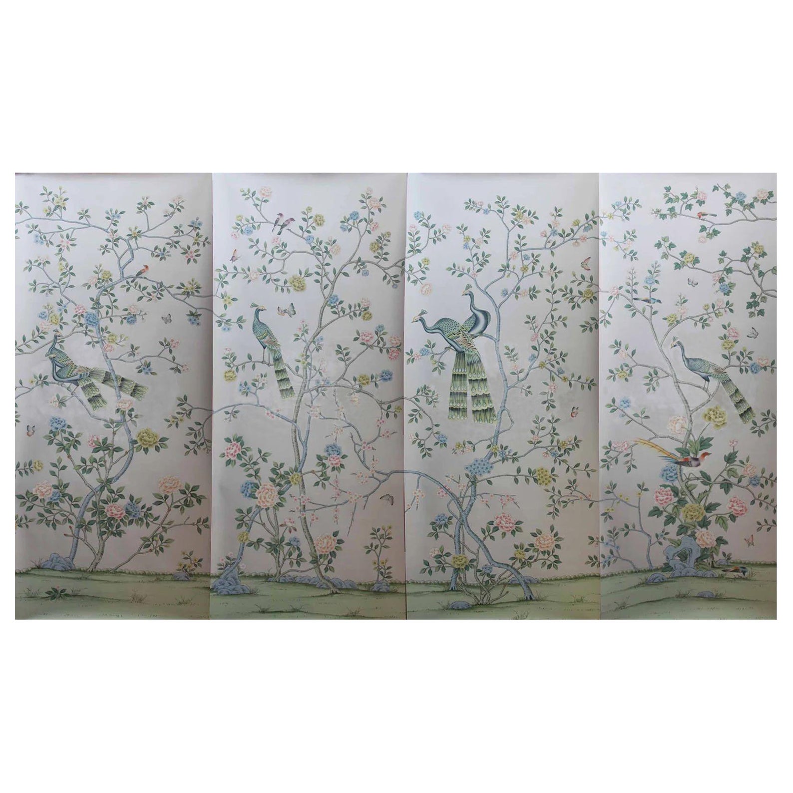 Papier peint à la main sur panneau de soie représentant un paon et une chinoiserie en vente