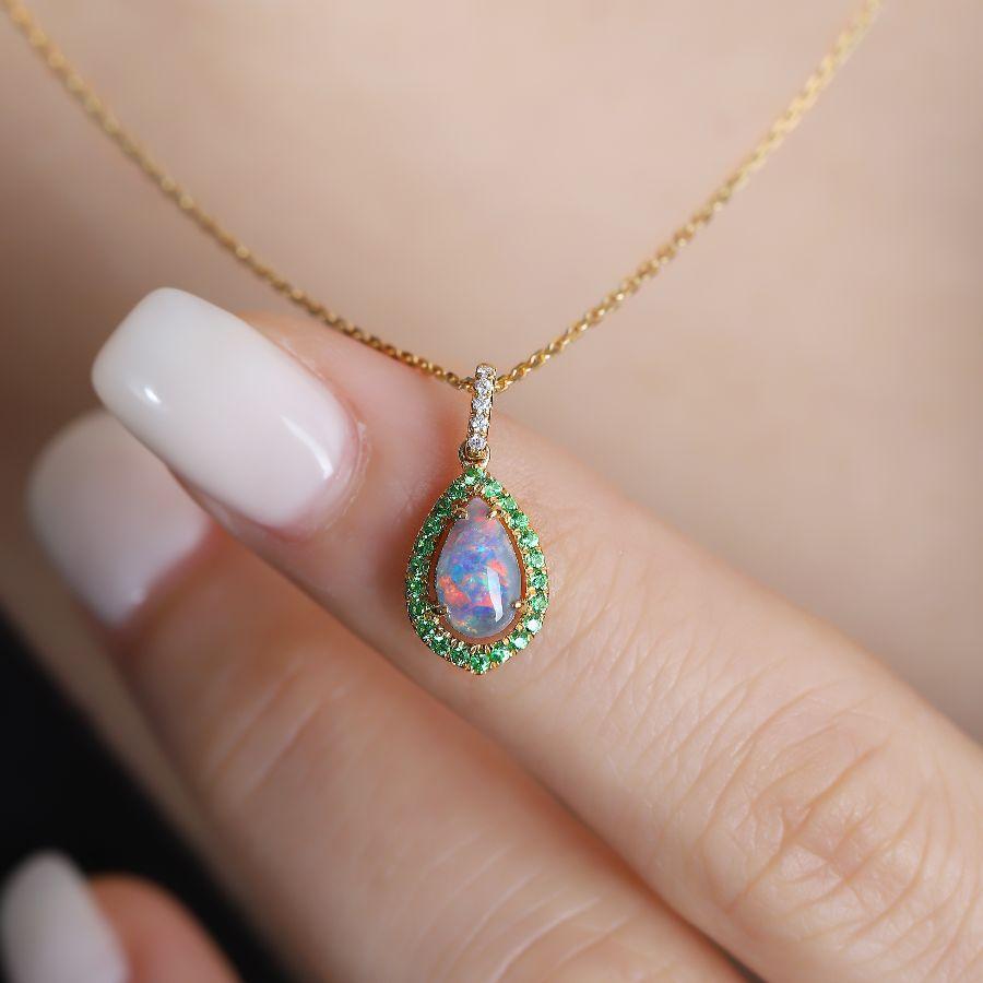 Peacock Design Opale australiano Boulder Diamante Tsavorite Collana con ciondolo in oro giallo 18 carati.



Idea di design:
Questo ciondolo presenta una splendida opale australiana Boulder a forma di pera come punto focale, accompagnata da 24