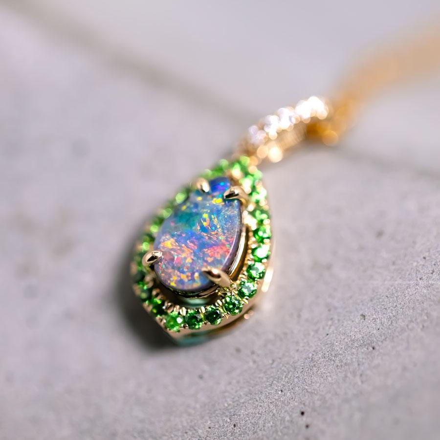 Arts and Crafts Collana Peacock Design Boulder Opale Diamante Tsavorite in vendita