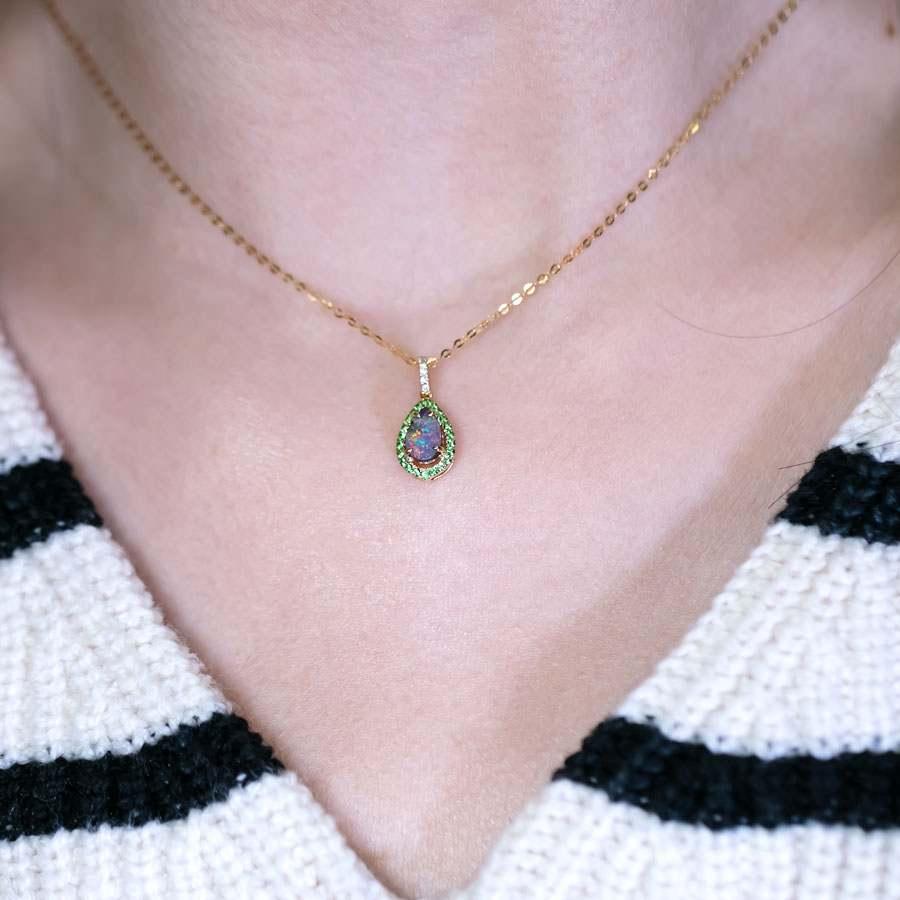 Taglio brillante Collana Peacock Design Boulder Opale Diamante Tsavorite in vendita