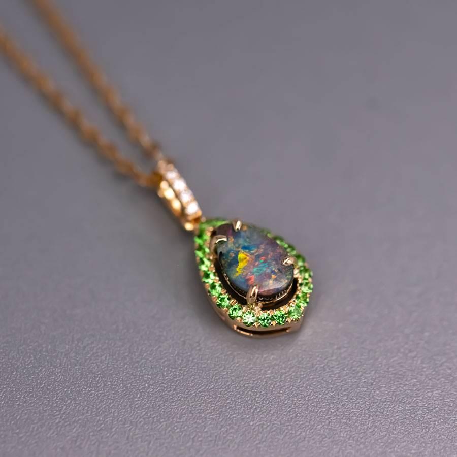 Collana Peacock Design Boulder Opale Diamante Tsavorite In condizioni Nuovo in vendita a Suwanee, GA