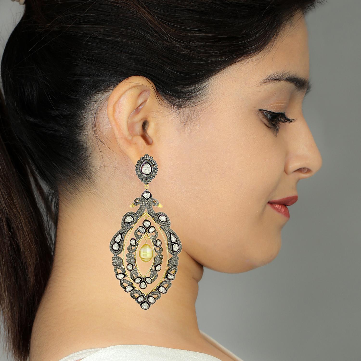 Orecchini con diamanti e perle di design Peacock Design Rosecut  incastonato in argento e oro 18 carati è semplicemente unico.

Chiusura: Posizionamento a pressione

Oro 14kt 5,83 g
Diamante 5,78cts
Argento 47,05 grammi
Perla 14,30cts