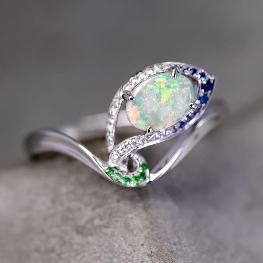 Peacock Dream - Anello di fidanzamento con diamante e opale australiano in oro bianco 18 carati.



Nome del design: Sogno di pavone

Idea di design:
Questo elegante anello presenta un luminoso opale australiano massiccio incastonato in oro bianco