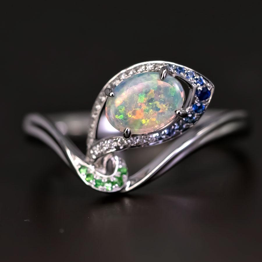 Taglio brillante Peacock Dream - Anello di fidanzamento con diamante e opale australiano in oro bianco 18 carati in vendita