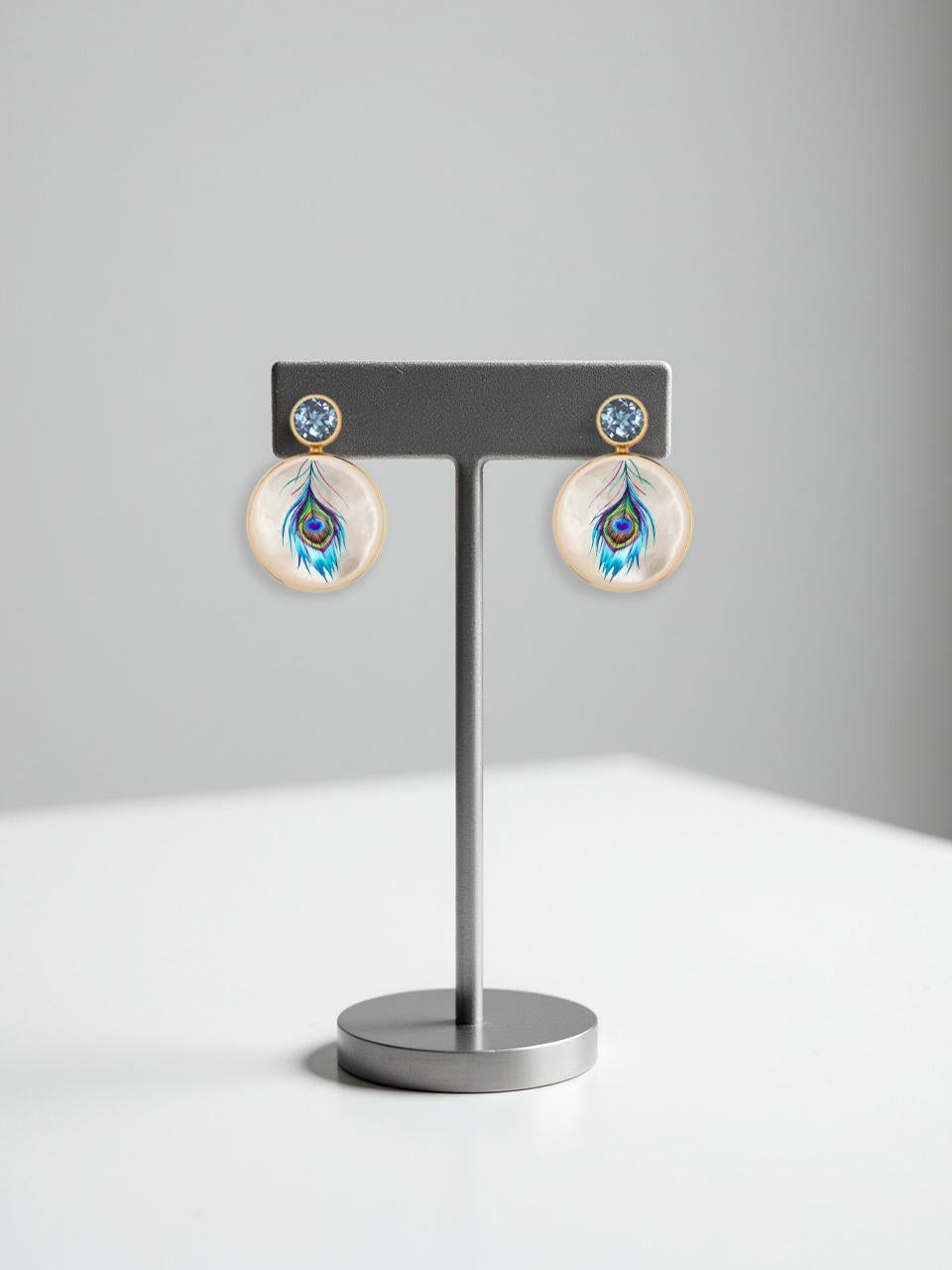 Moderno Peacock feather painting on Mother Of Pearl Shell Stud Earrings with topaz in vendita