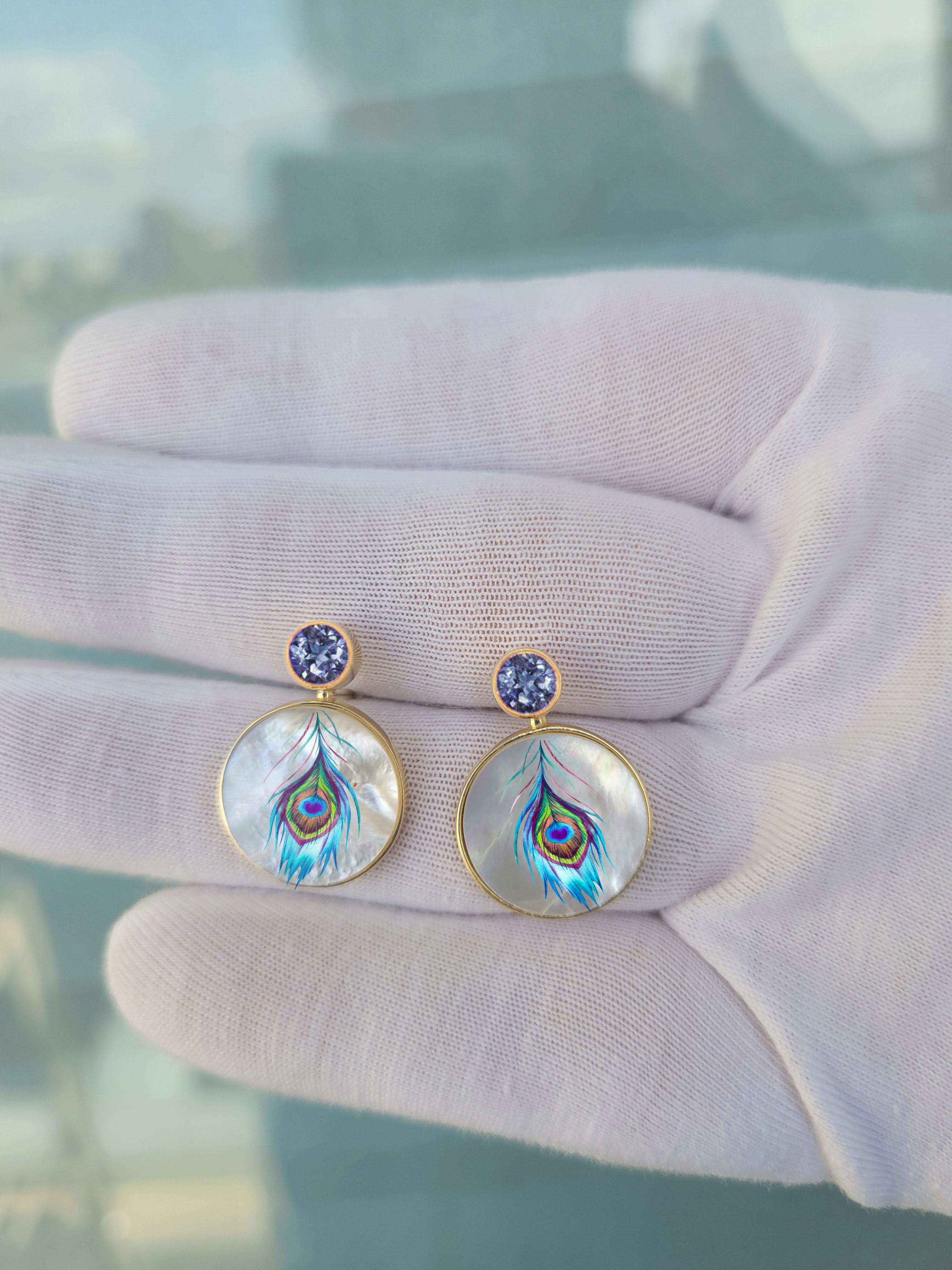 Peacock feather painting on Mother Of Pearl Shell Stud Earrings with topaz In condizioni Nuovo in vendita a Istanbul, TR