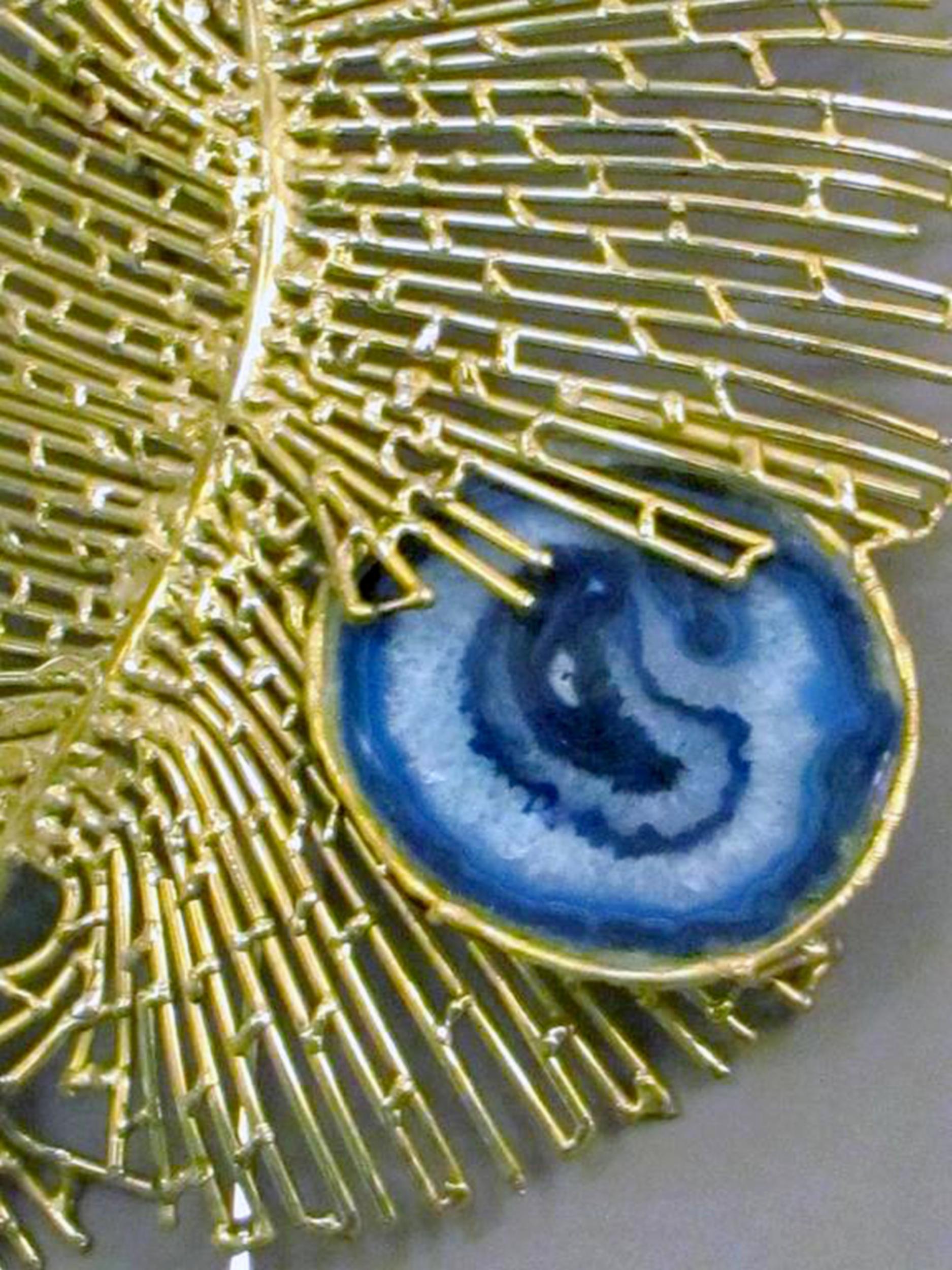 Aplique-escultura de latón trabajado con cuatro láminas de ágata azul.
En la parte posterior del aplique hay dos bombillas eléctricas ocultas en el centro. Firmado.

Biografía

Isabelle Masson-Faure

En 1944, su padre, ingeniero, se marchó a la