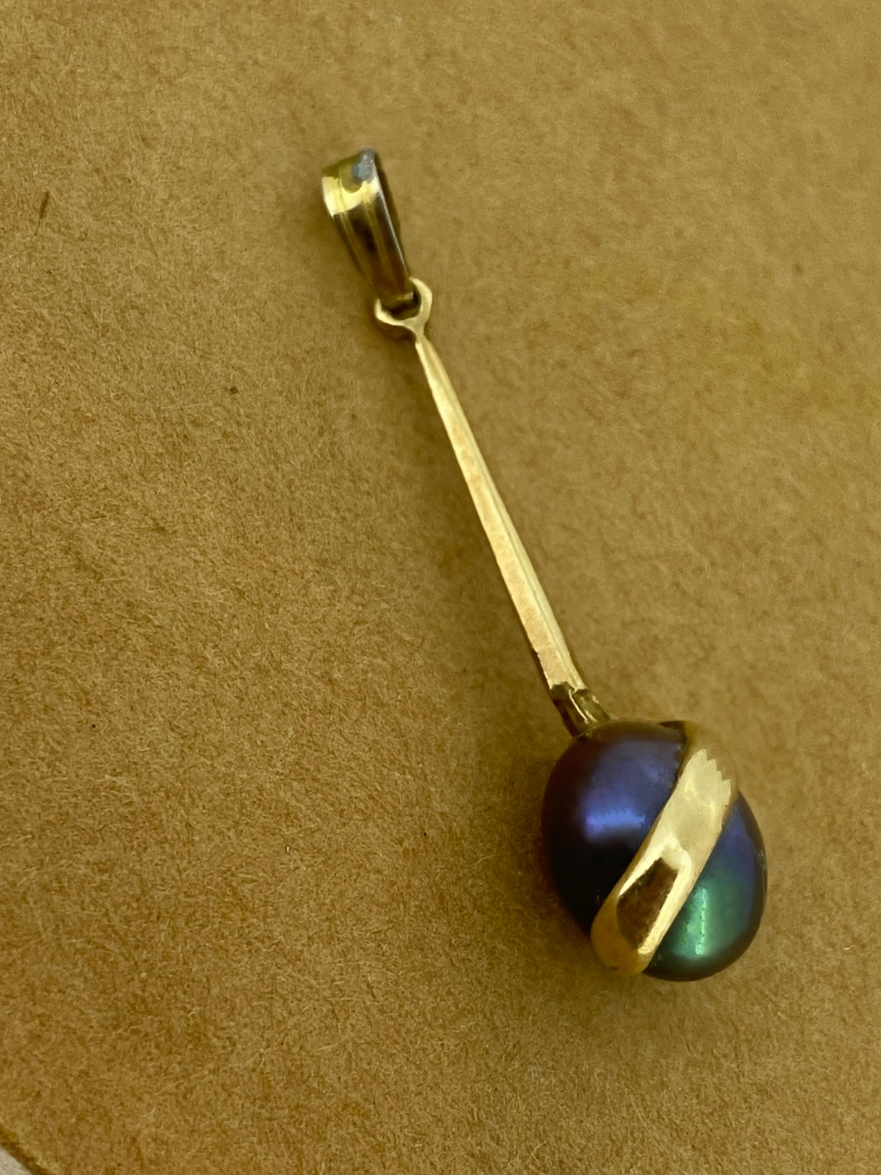 This elegant long pendant features
a rarely seen & highly sought-after oval Tahitian Pearl 
of desirable Violet & Green “Peacock” colour & 
excellent 