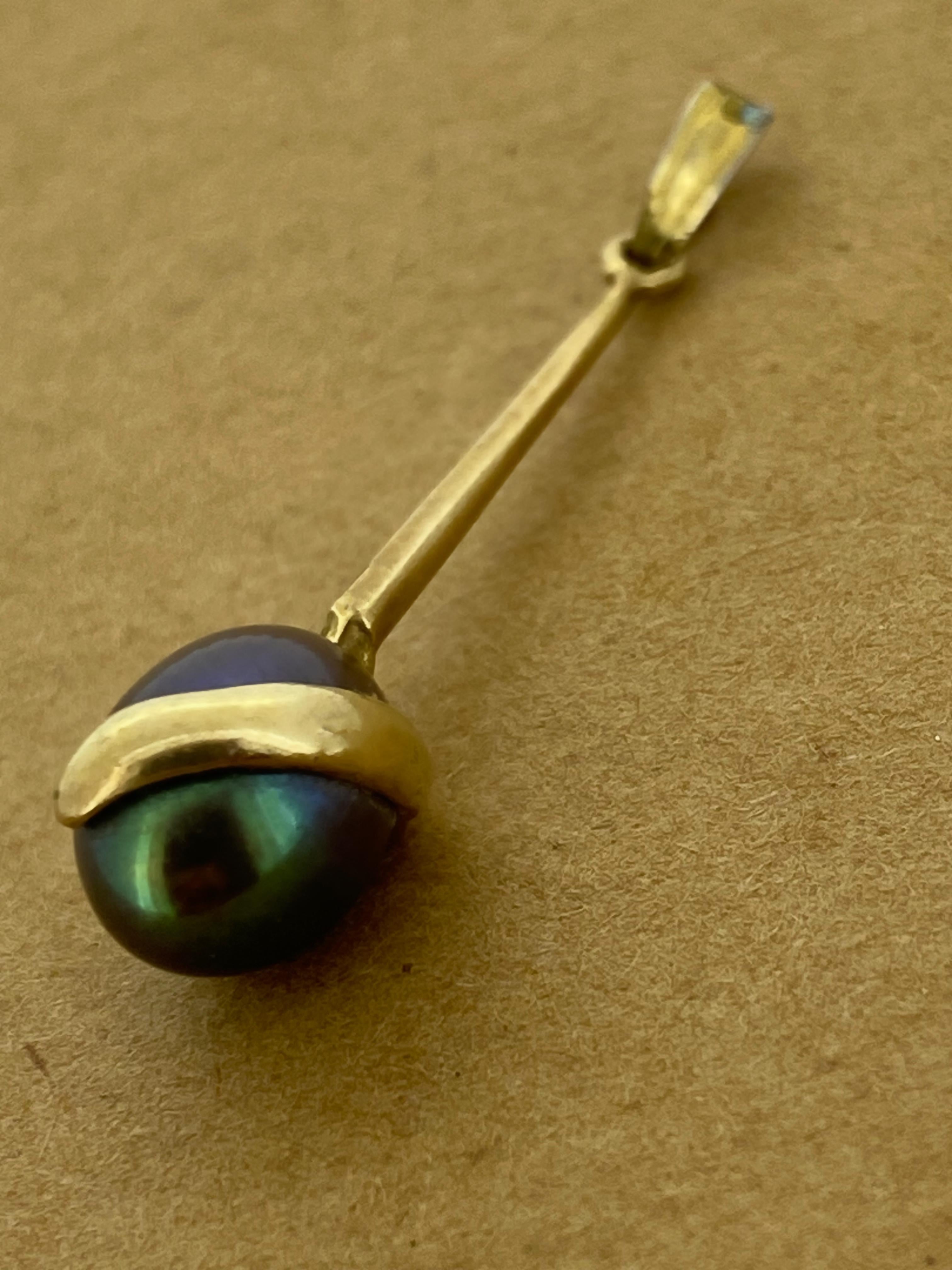 Oval Cut Peacock (Green & Violet) Tahitian Pearl (12mm x 9mm) Pendant in 9K Yellow Gold For Sale