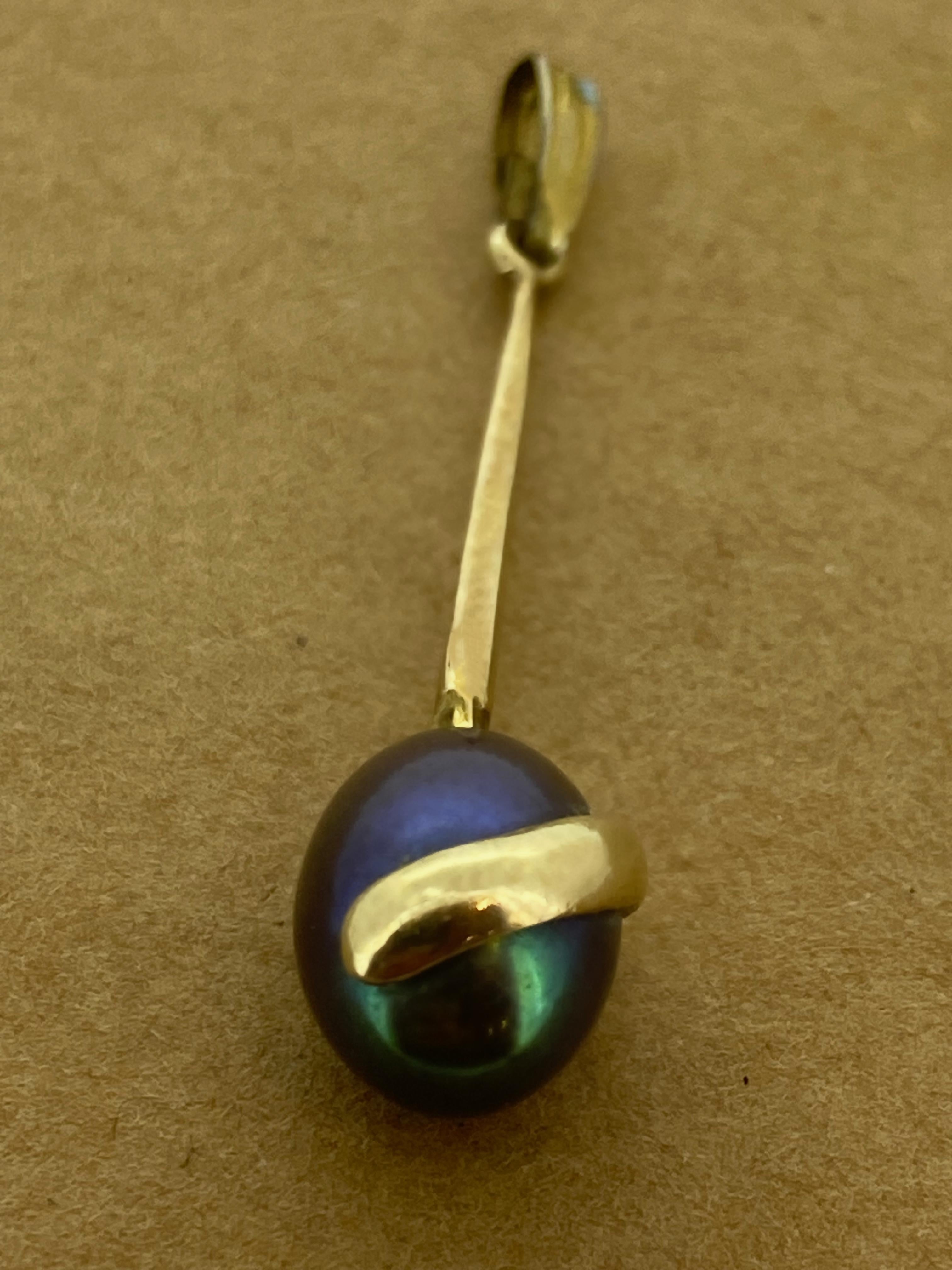 Peacock (Green & Violet) Tahitian Pearl (12mm x 9mm) Pendant in 9K Yellow Gold In Excellent Condition For Sale In MELBOURNE, AU