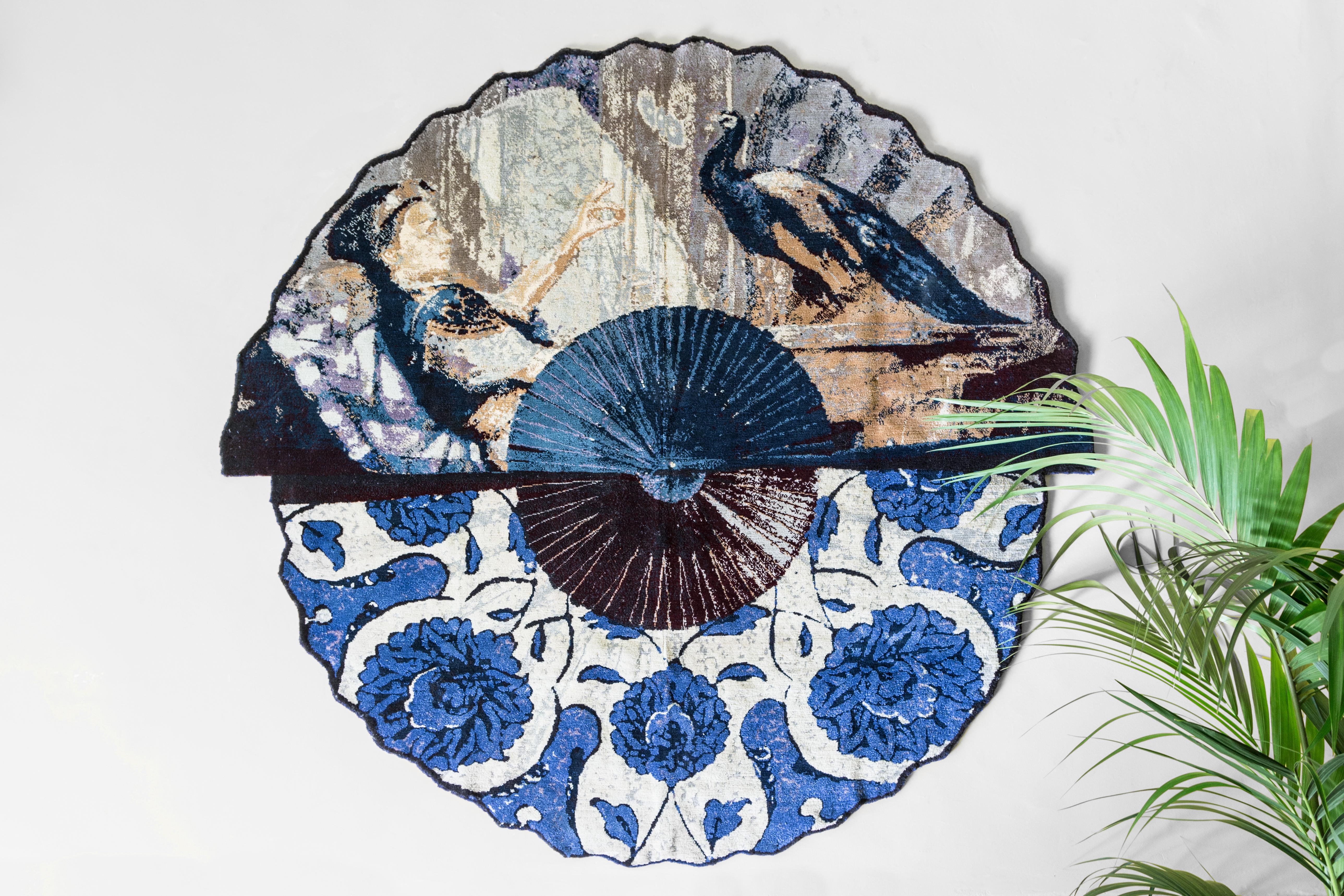 Der Peacock-Teppich ist eine wunderbare Kreation von Vito Nesta für Les-Ottomans und ist eine zeitgenössische Neuinterpretation des orientalischen Stils
Dieser handgefertigte und handgeknüpfte Wollteppich ist eines der charmantesten und