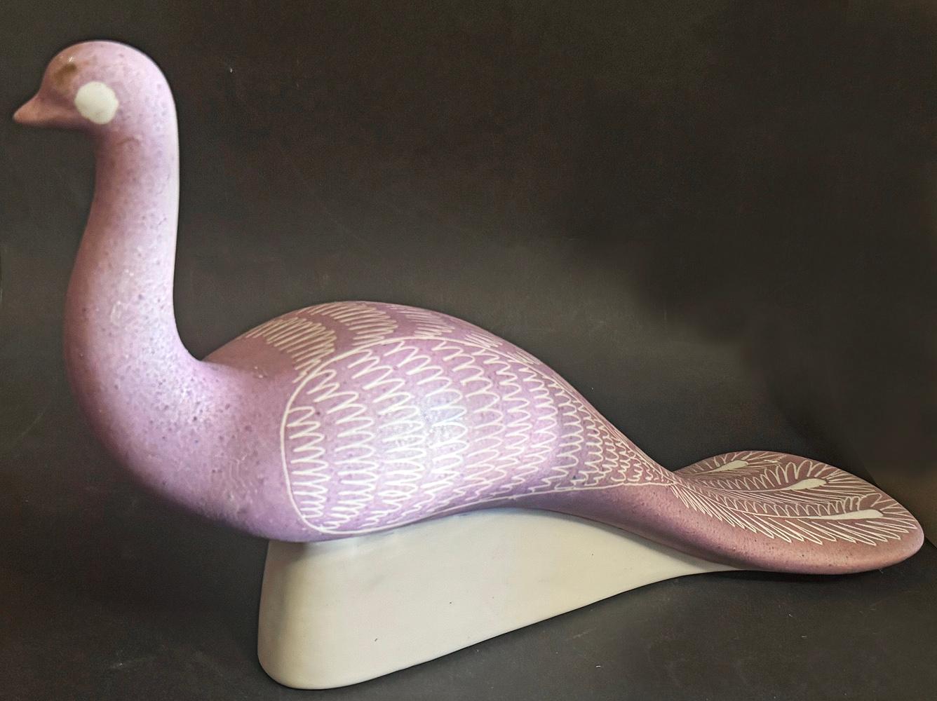 Esculpido y esmaltado por Waylande Gregory, uno de los mejores escultores y ceramistas de Estados Unidos antes y después de la Segunda Guerra Mundial, este pavo real morado y blanco se distingue por un bonito efecto esgrafiado que perfila las plumas