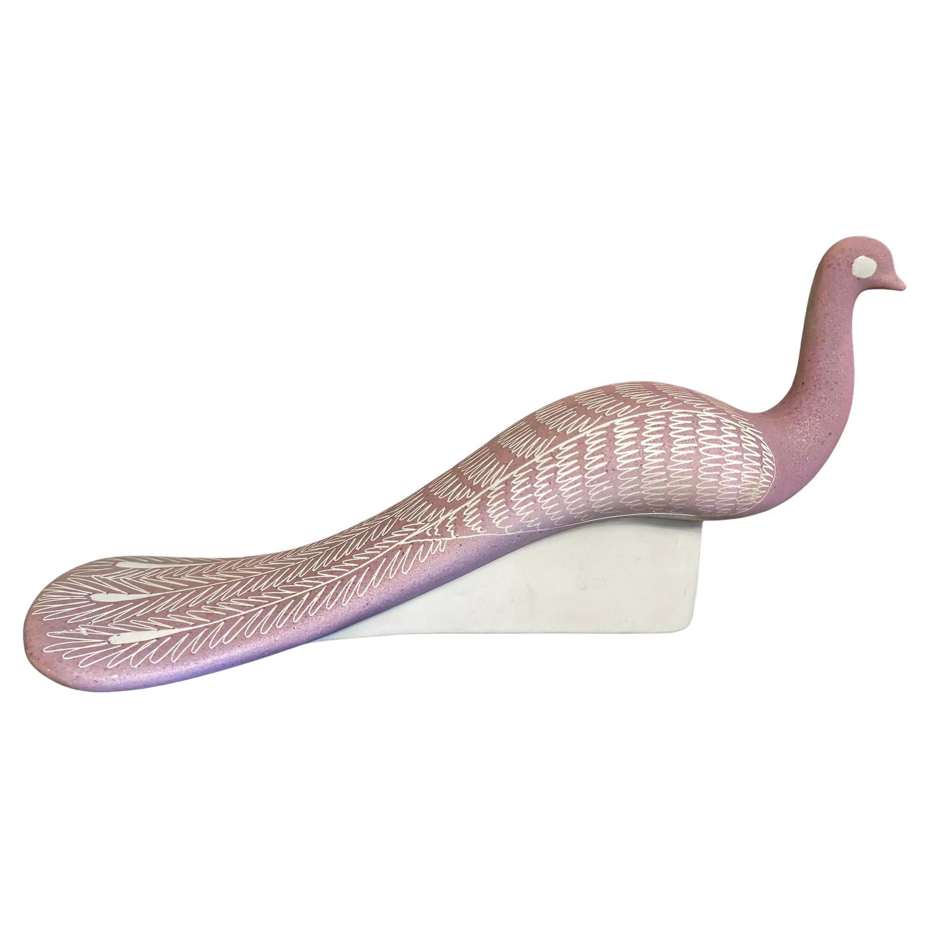 "Pavo real en púrpura y blanco", escultura de porcelana de los años 50 con decoración esgrafiada en venta