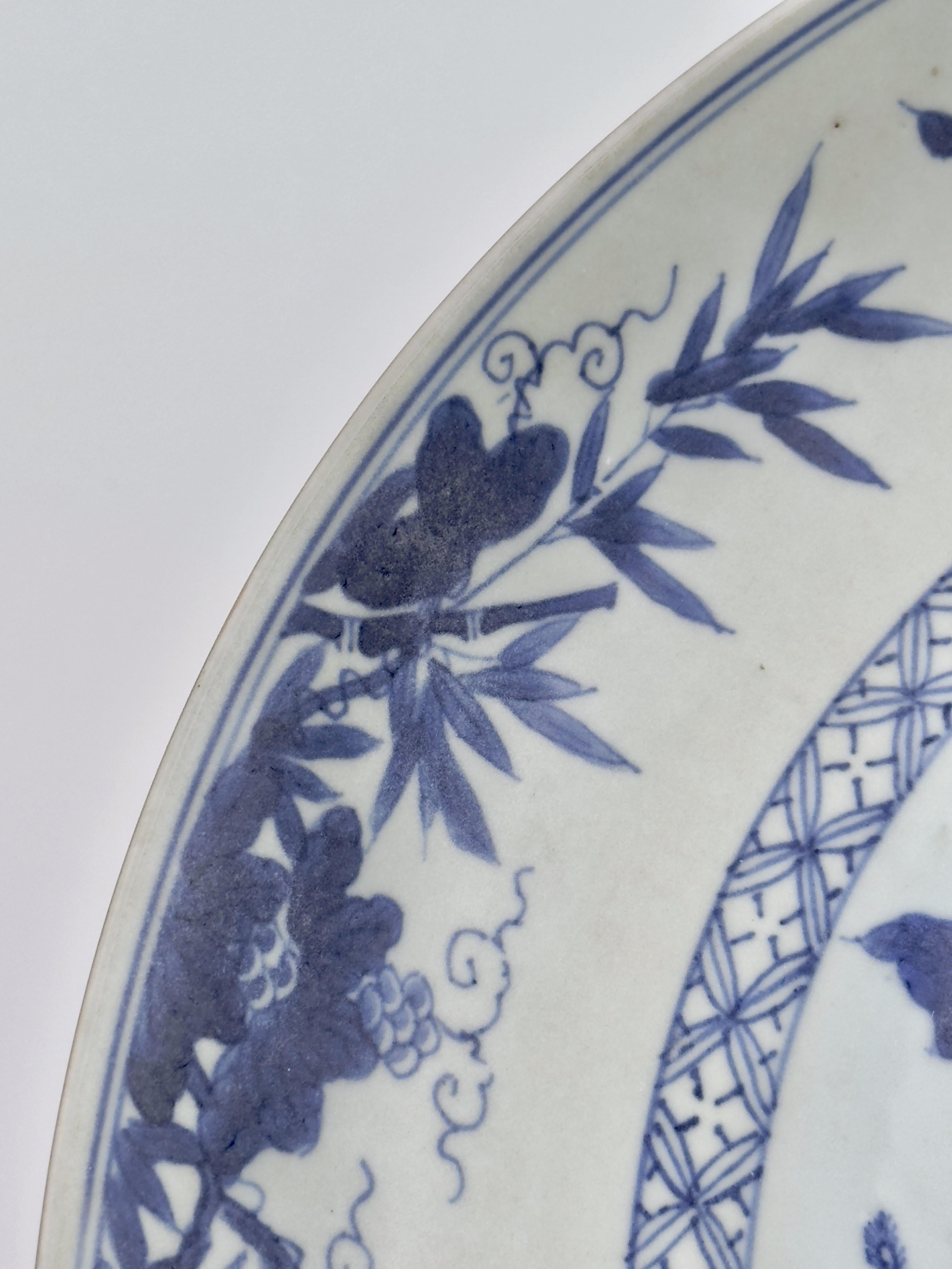 Ein repräsentatives Stück des Ca Mau-Schiffs. Mit einem großen Pfau, der auf einem Felsen steht und einem Pfau, der vor ihm auf dem Boden kauert, sein Gefieder zeigt, einem Garten mit üppigen Chrysanthemen- und Pfingstrosensträuchern, zwischen denen