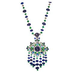 Collier paon en or 18 carats, émeraudes, saphirs bleus et diamants