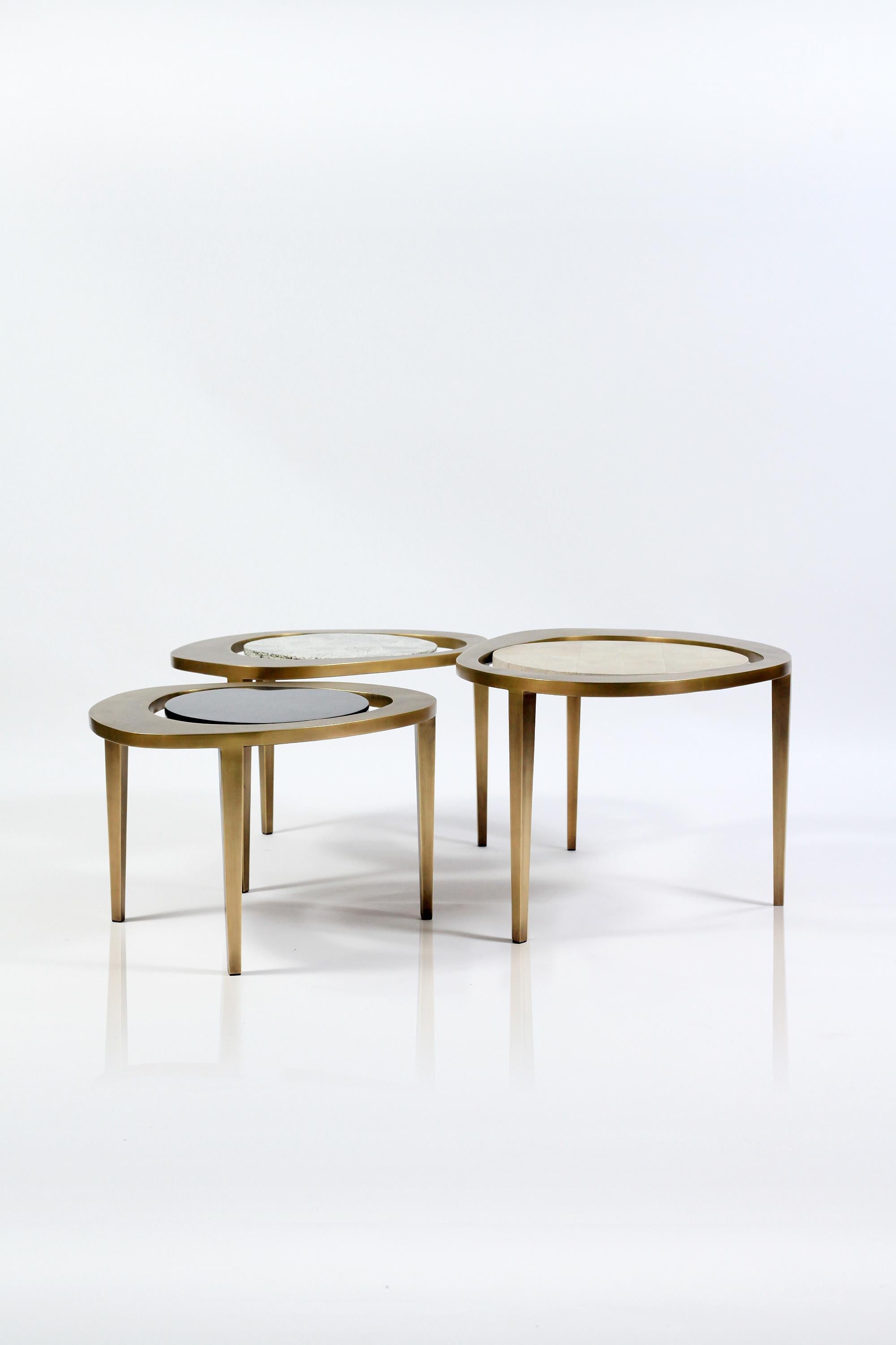 La grande table basse gigogne Paon est une pièce emblématique de R&Y Augousti et l'une de ses premières créations. Cette pièce à la fois minimaliste et sculpturale s'inspire bien sûr de la forme des plumes de paon exotiques. Le plateau est incrusté