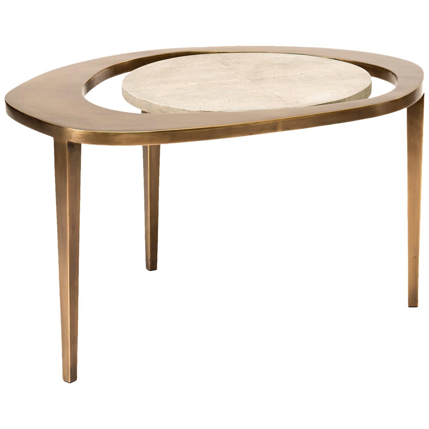 Table basse gigogne en galuchat crème et laiton de R&amp;Y Augousti en vente