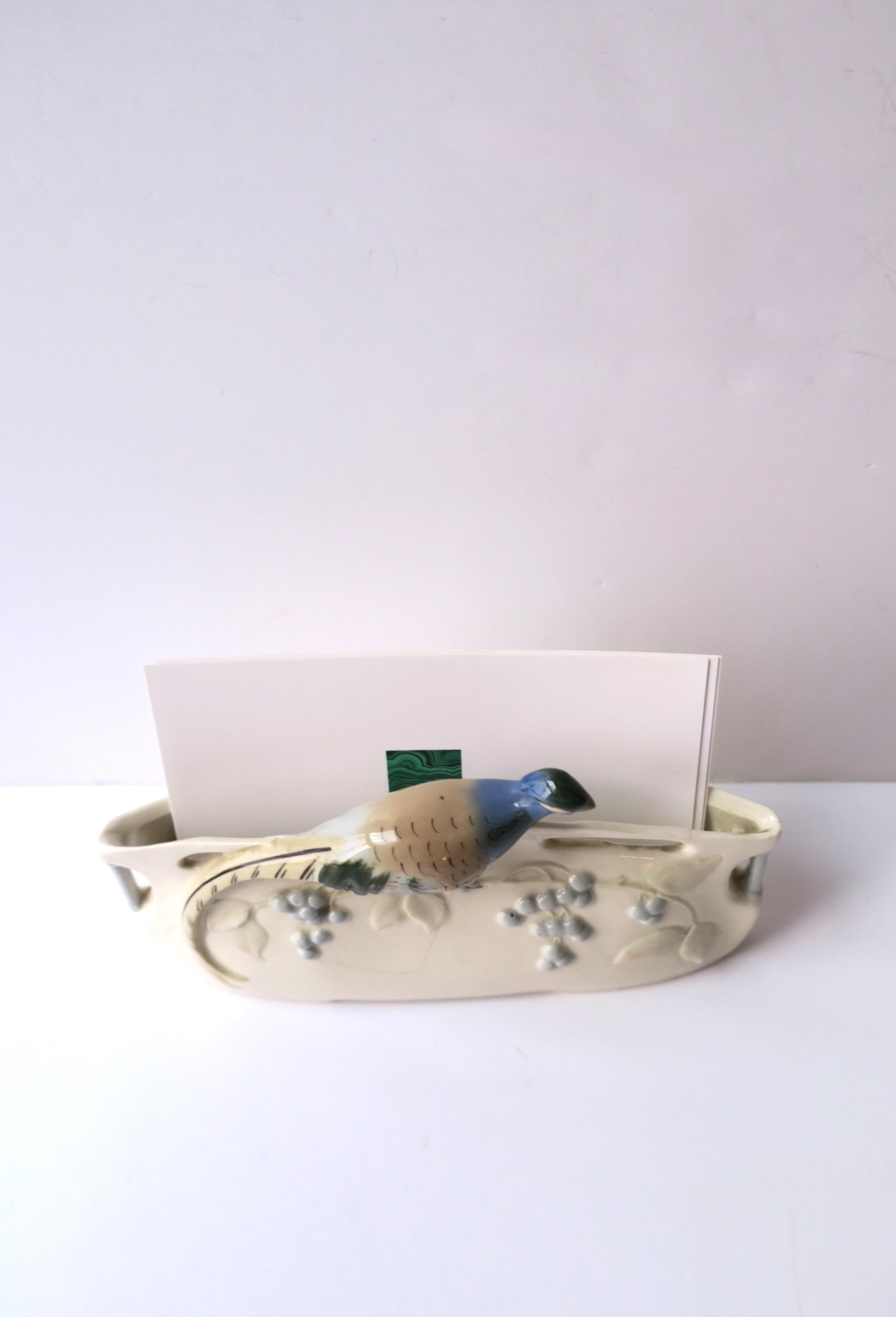Pfau oder Fasan Vogel Schreibtisch Briefkastenhalter (Glasiert) im Angebot