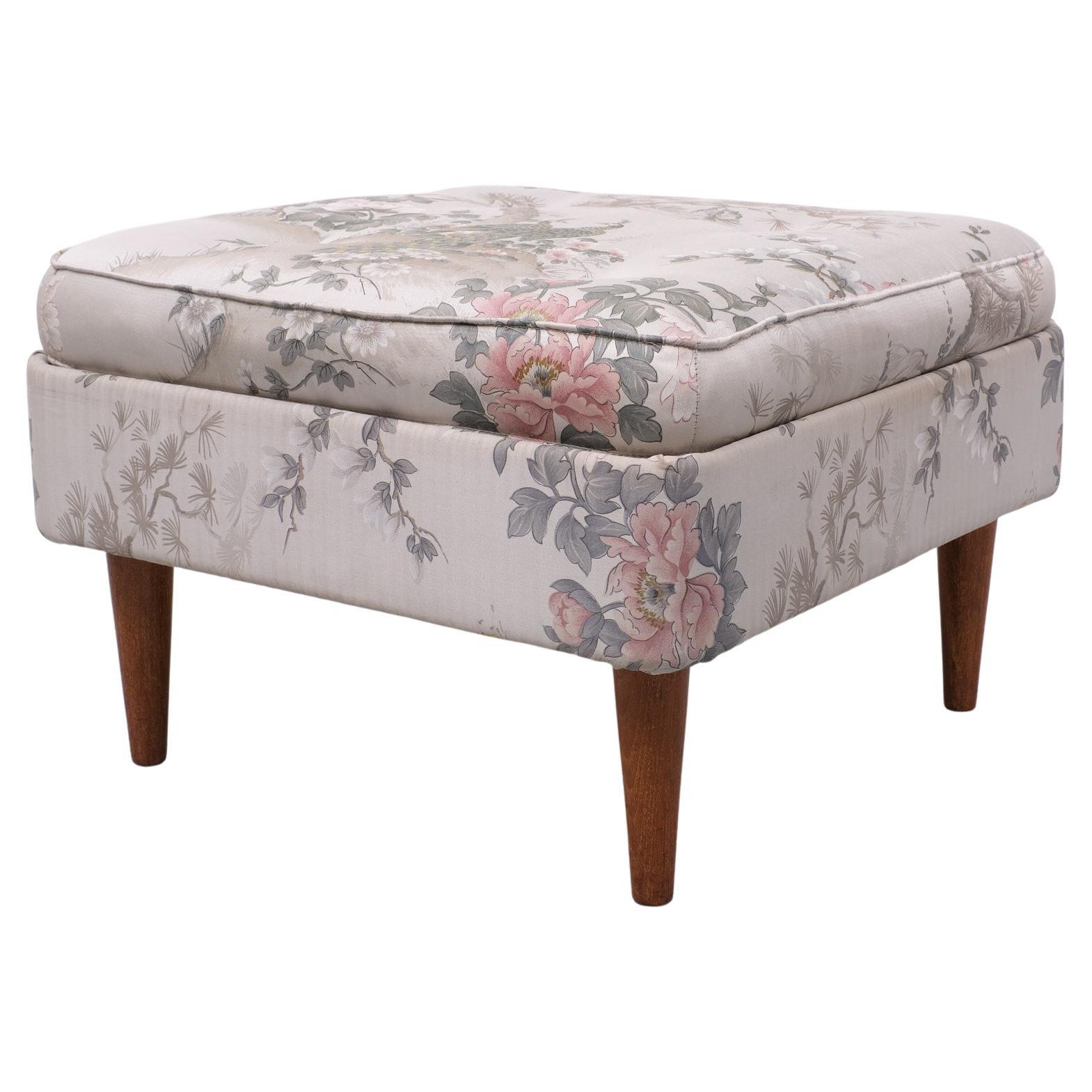 Late 20th Century Peacock Pouf Regency style France 1970s For Sale