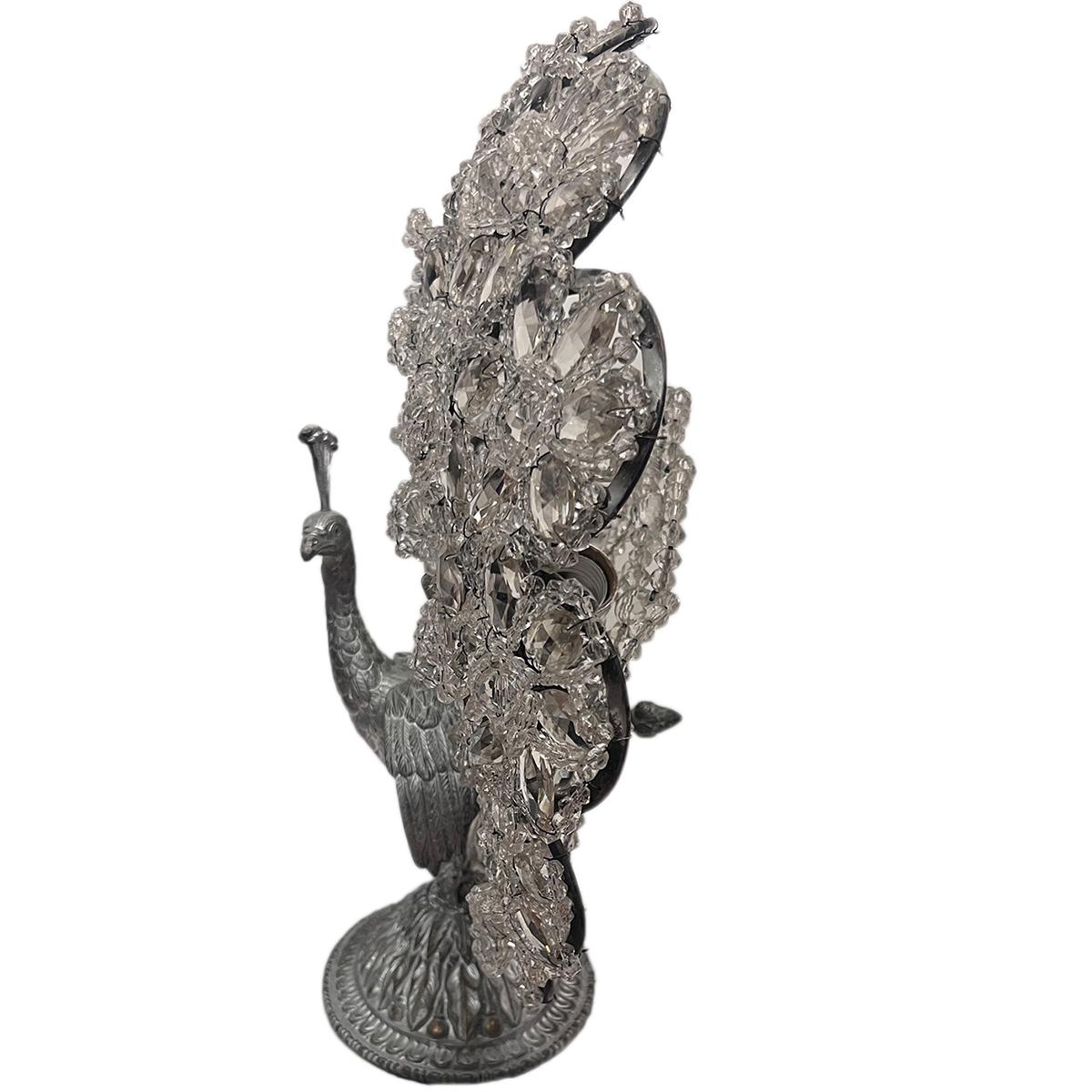 Lámpara de sobremesa Peacock de la década de 1930, chapada en plata estadounidense, con cola de cristal tejida a mano y 3 luces Edison detrás.

Medidas:
Altura: 16,25
Anchura: 15,75
Profundidad: 6
