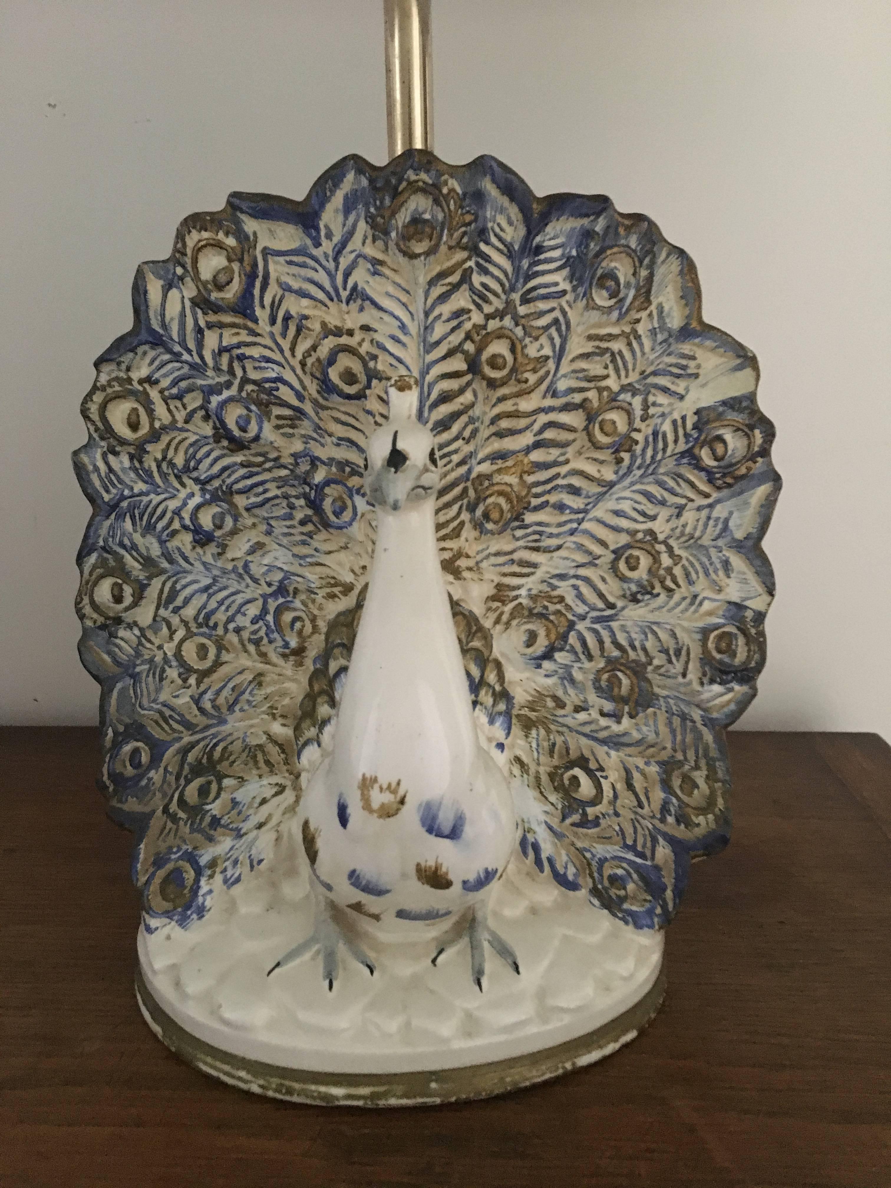 Schöner Pfau aus Keramik aus den 1960er Jahren mit Messingstiel.
Europäische Verkabelung